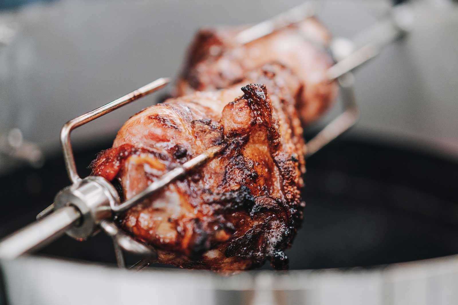 Die Haxen drehen sich gemütlich am Spieß