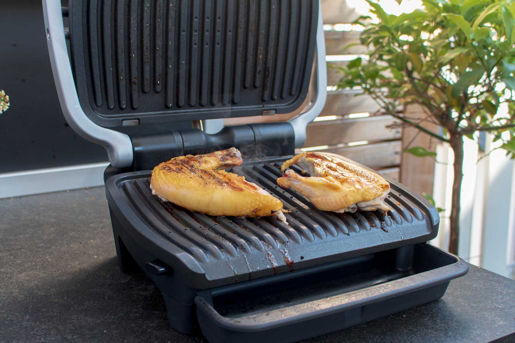 Hähnchenbrustfilets werden angegrillt