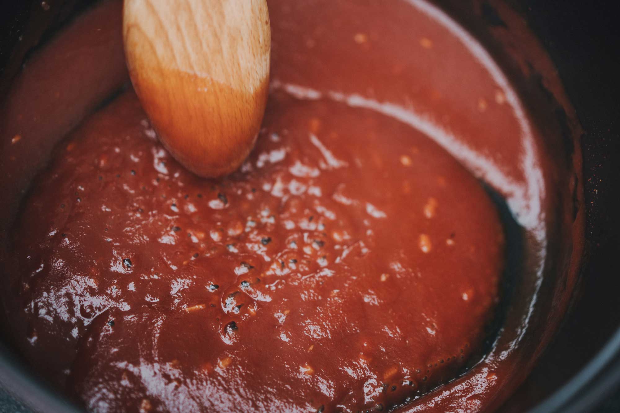 Die BBQ Sauce köchelt im Topf