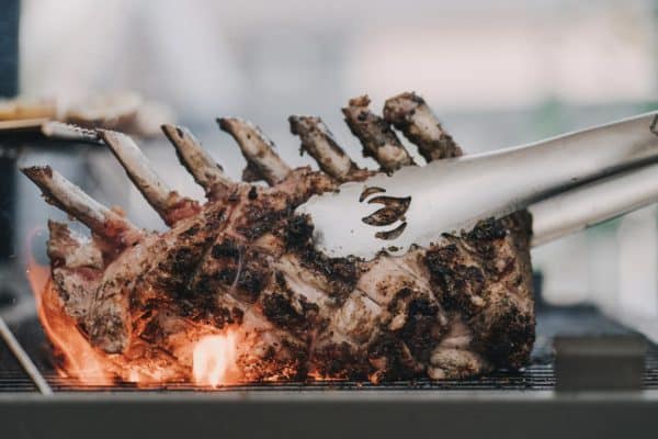 Das Schweinekotelett wird direkt angegrillt