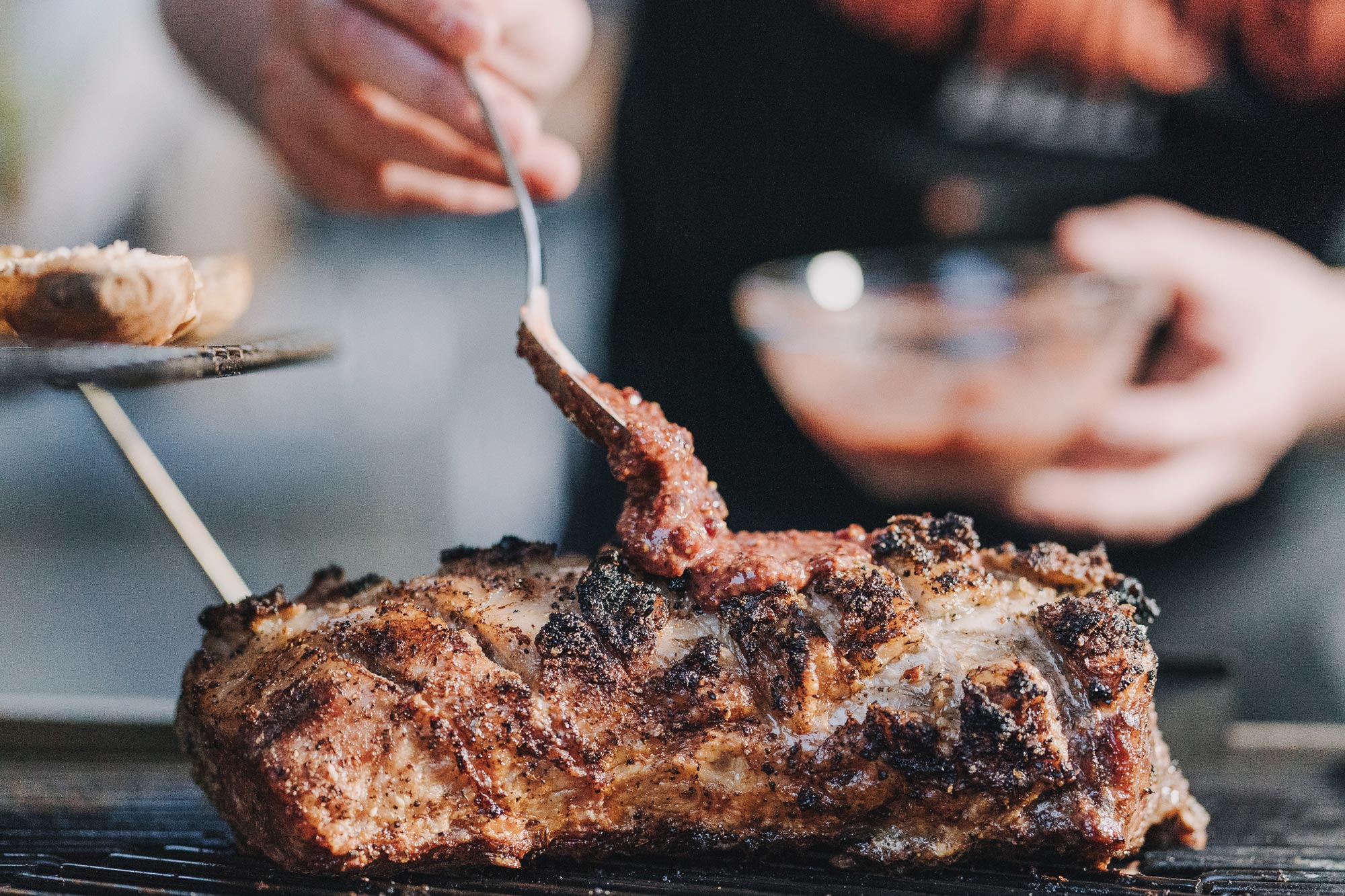 Senf-Preiselbeer-Mischung wird auf das Fleisch gepinselt