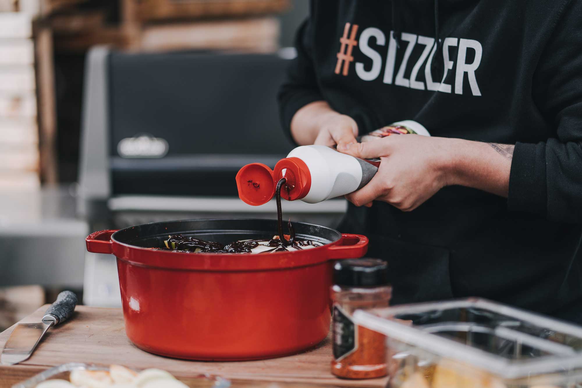 BBQ Sauce wird über das Schichtfleisch gegeben