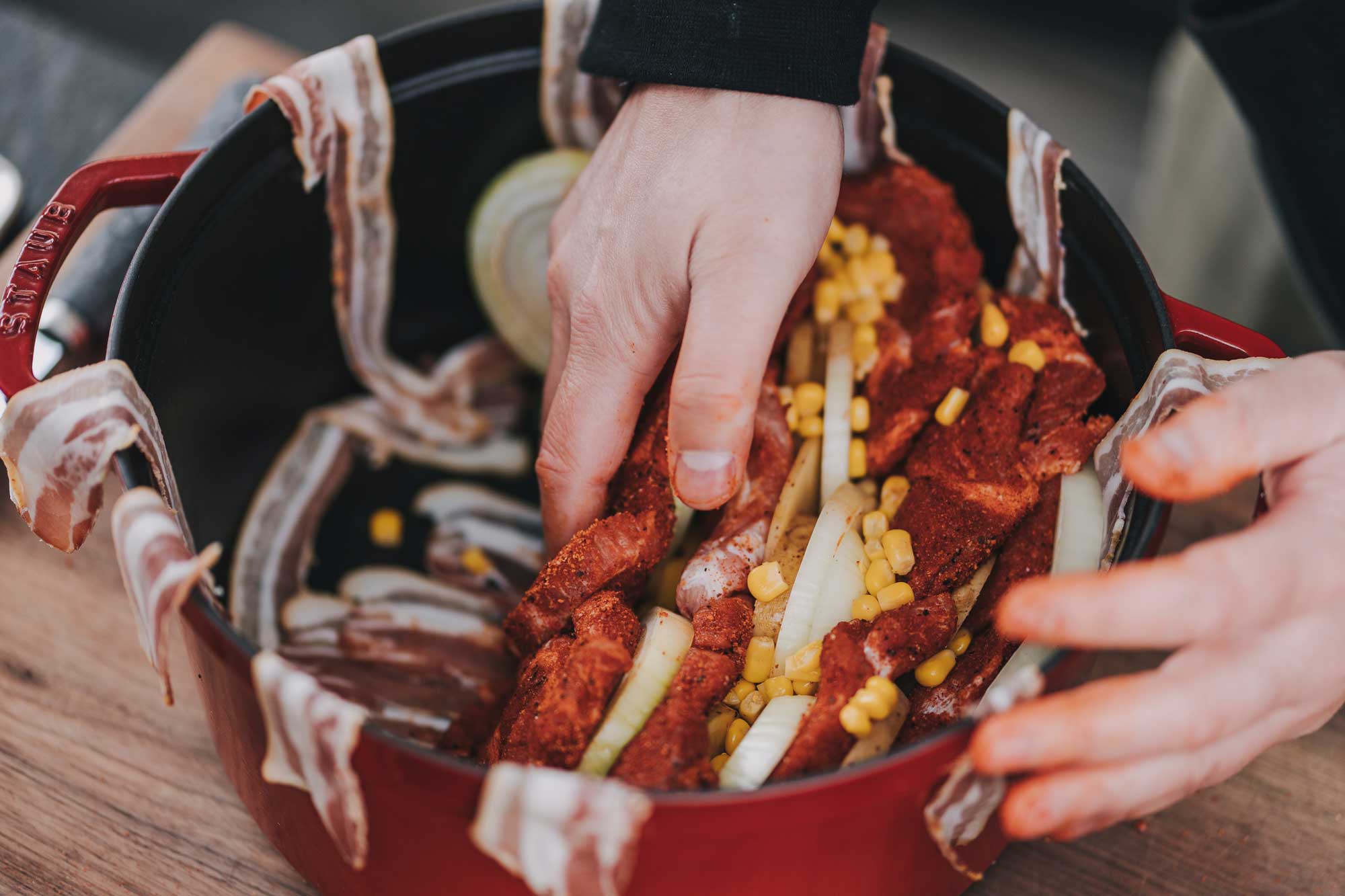 Das Fleisch wird zusammen mit dem Gemüse im Dutch Oven geschichtet