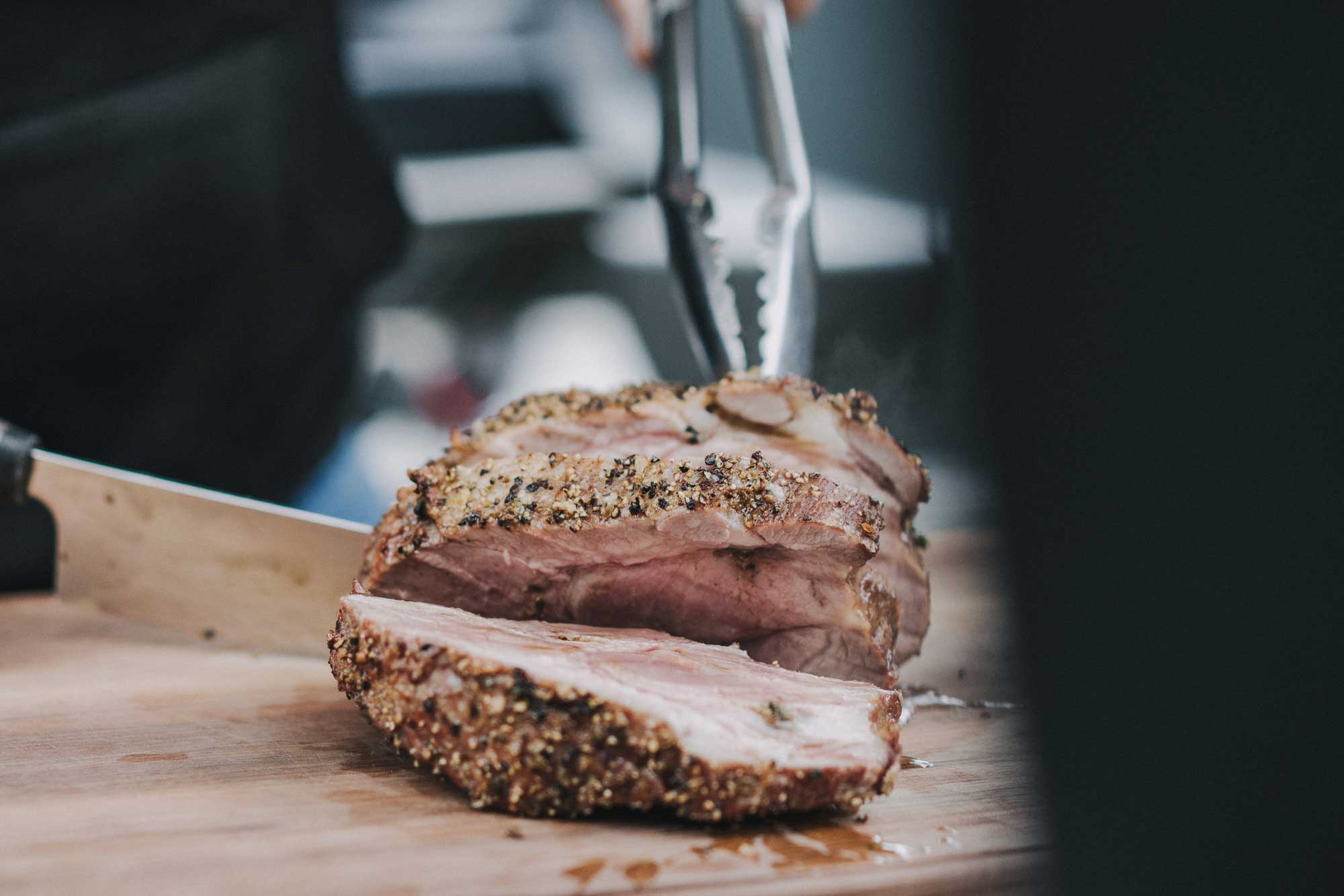 Schweinebraten wird aufgeschnitten