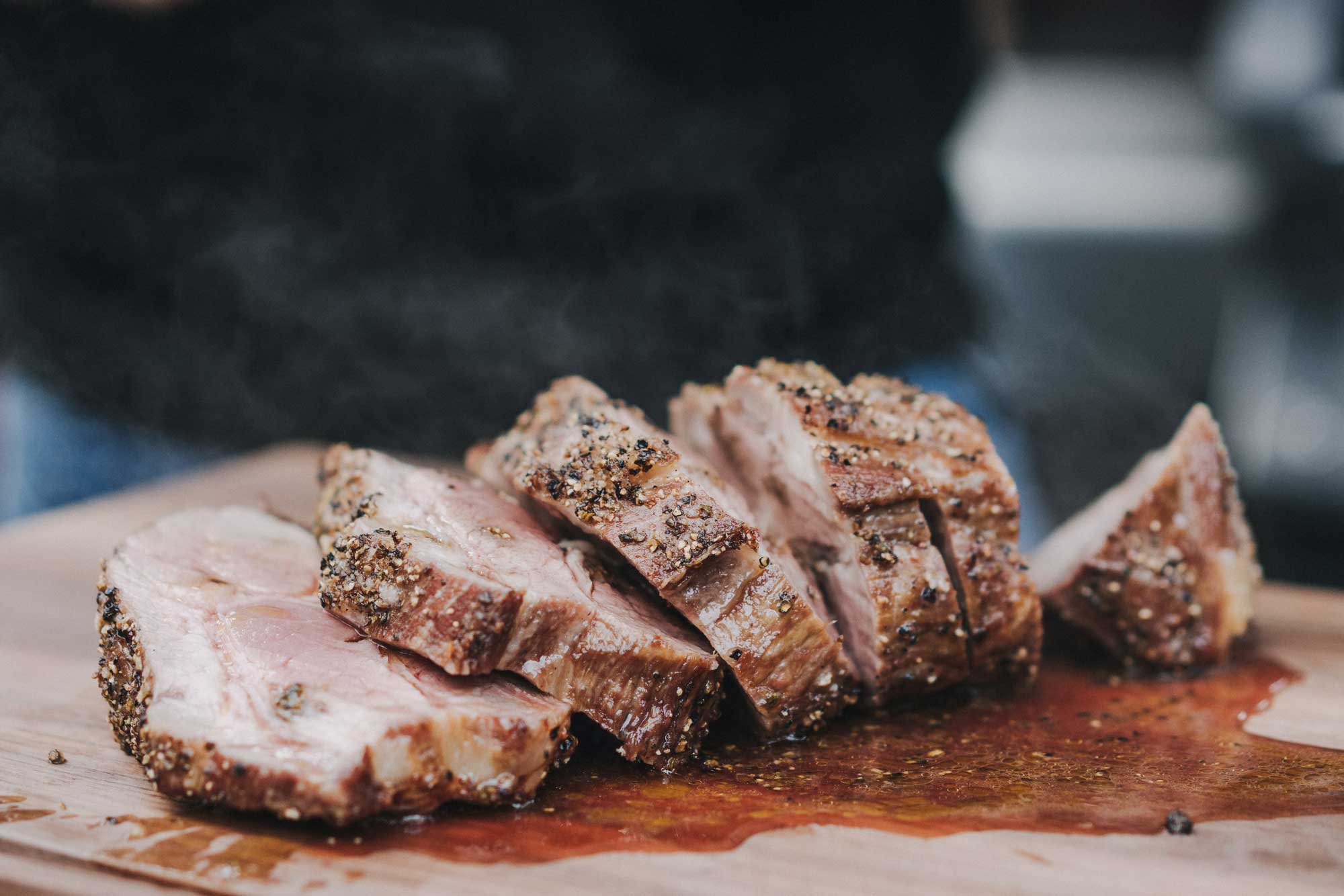 Aufgeschnittener Schweinebraten auf einem Brett