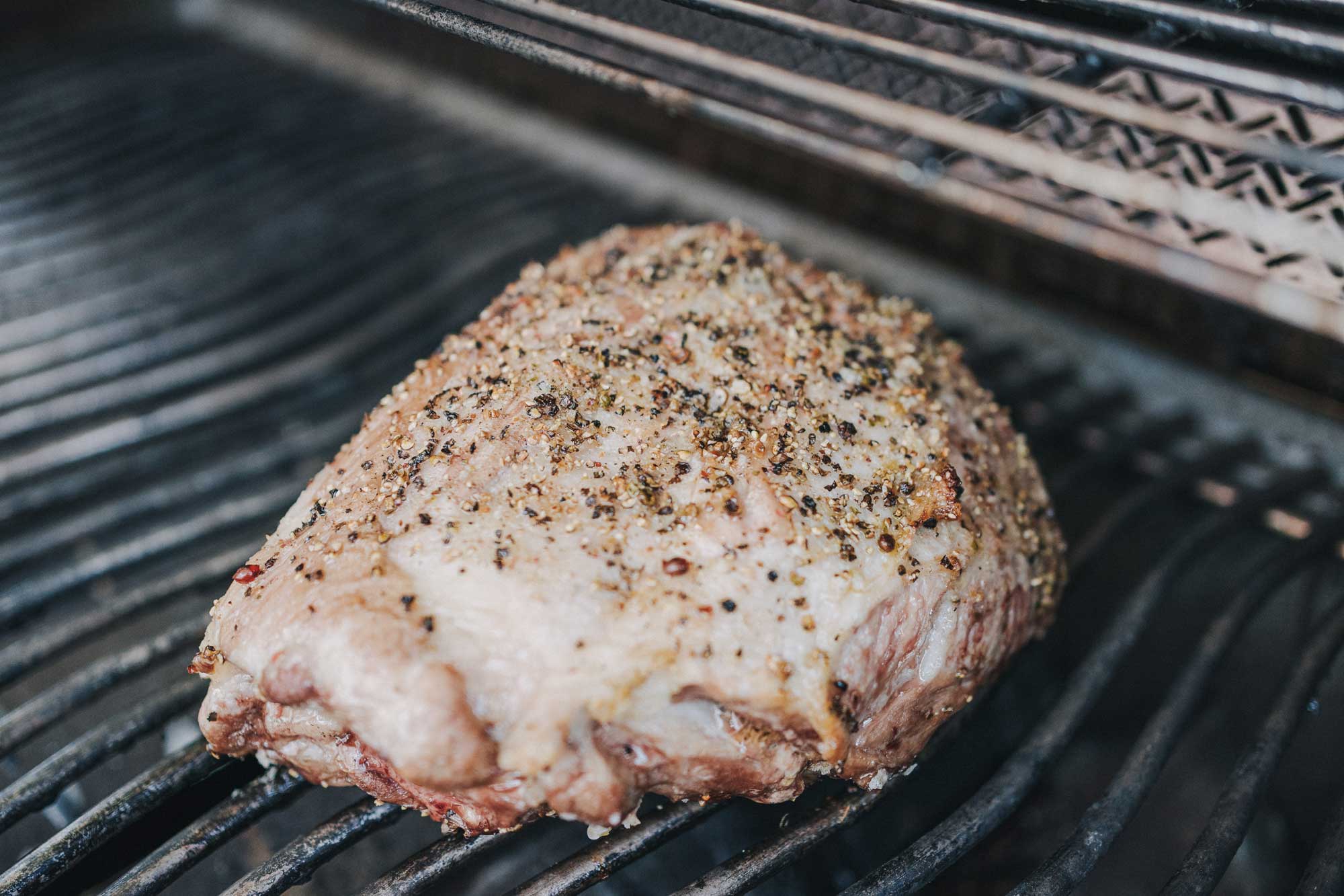 Der Schweinebraten wird indirekt gegrillt