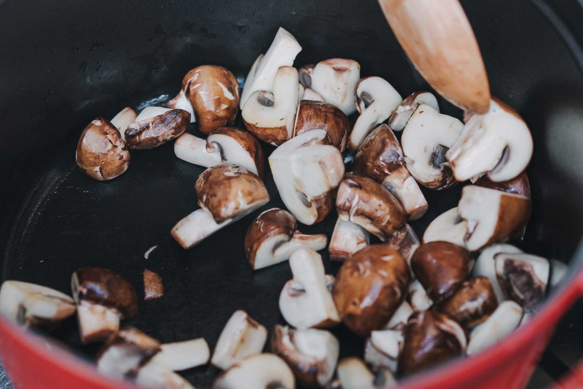 Geviertelte Champignons in einem Topf
