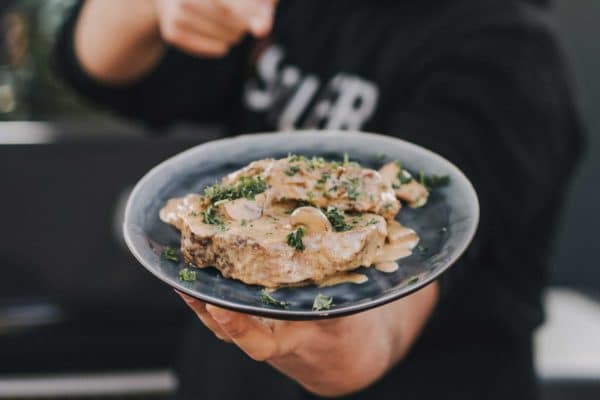Schweinebraten mit Sauce auf einem Teller