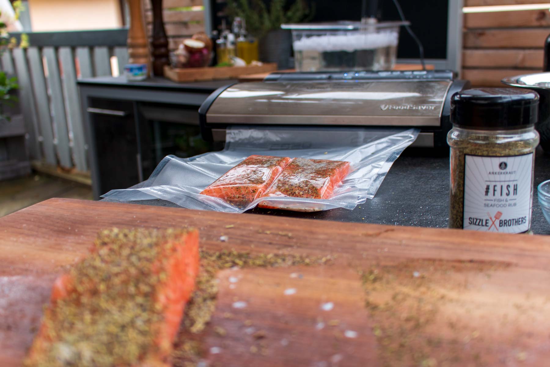 Lachs wird einvakuumiert