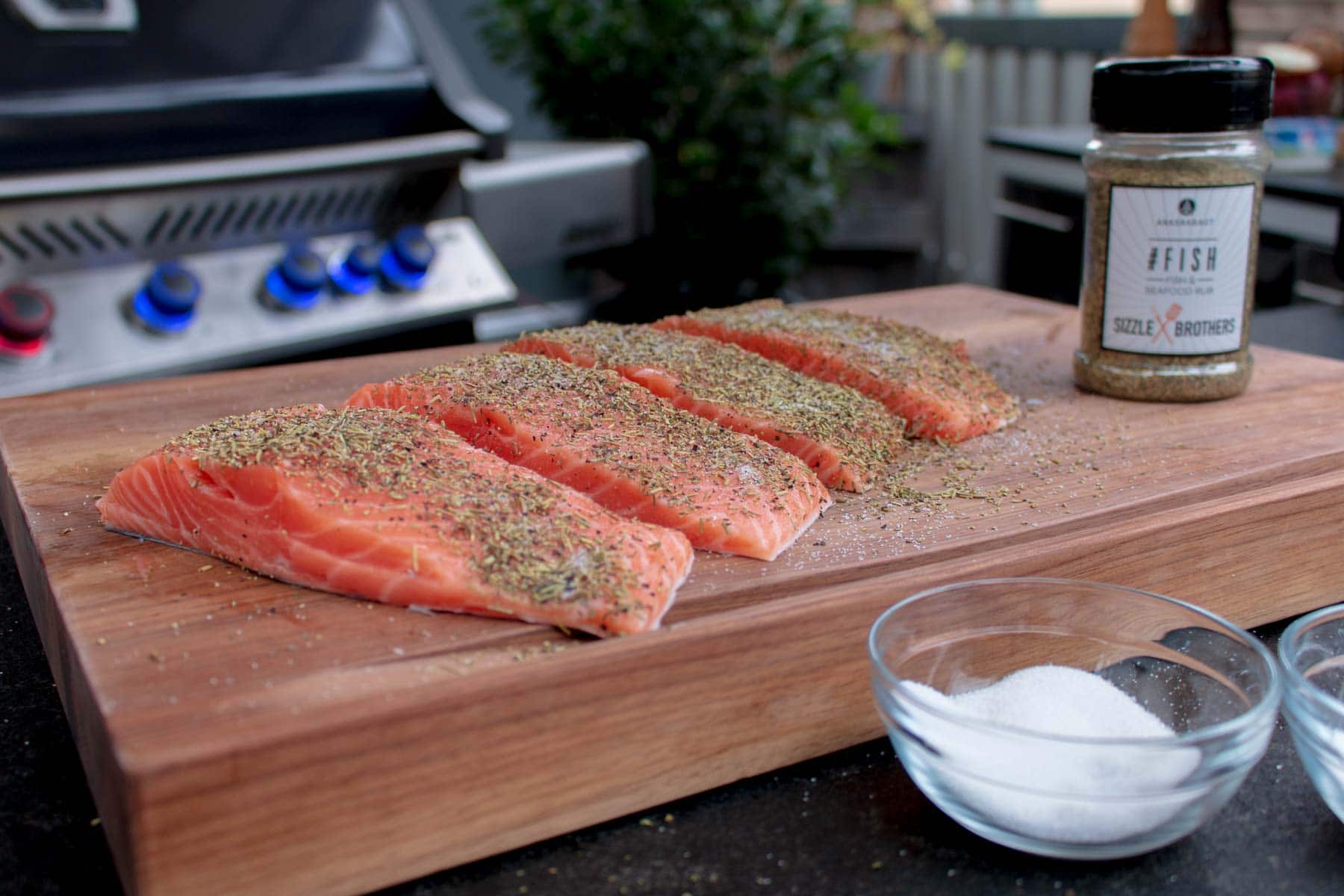 gewürzte Lachsfilets auf einem Brett