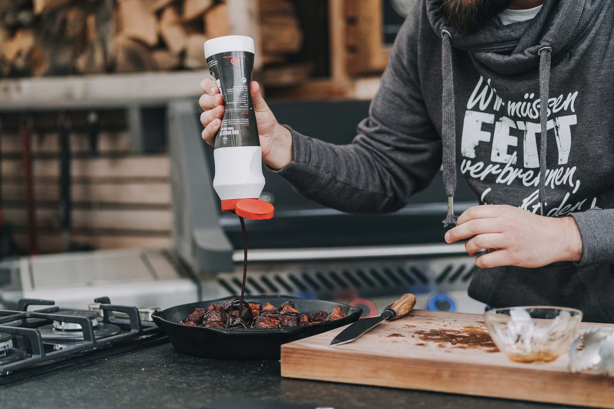 Pork Belly Burnt Ends mit BBQ Sauce in einer Gusspfanne