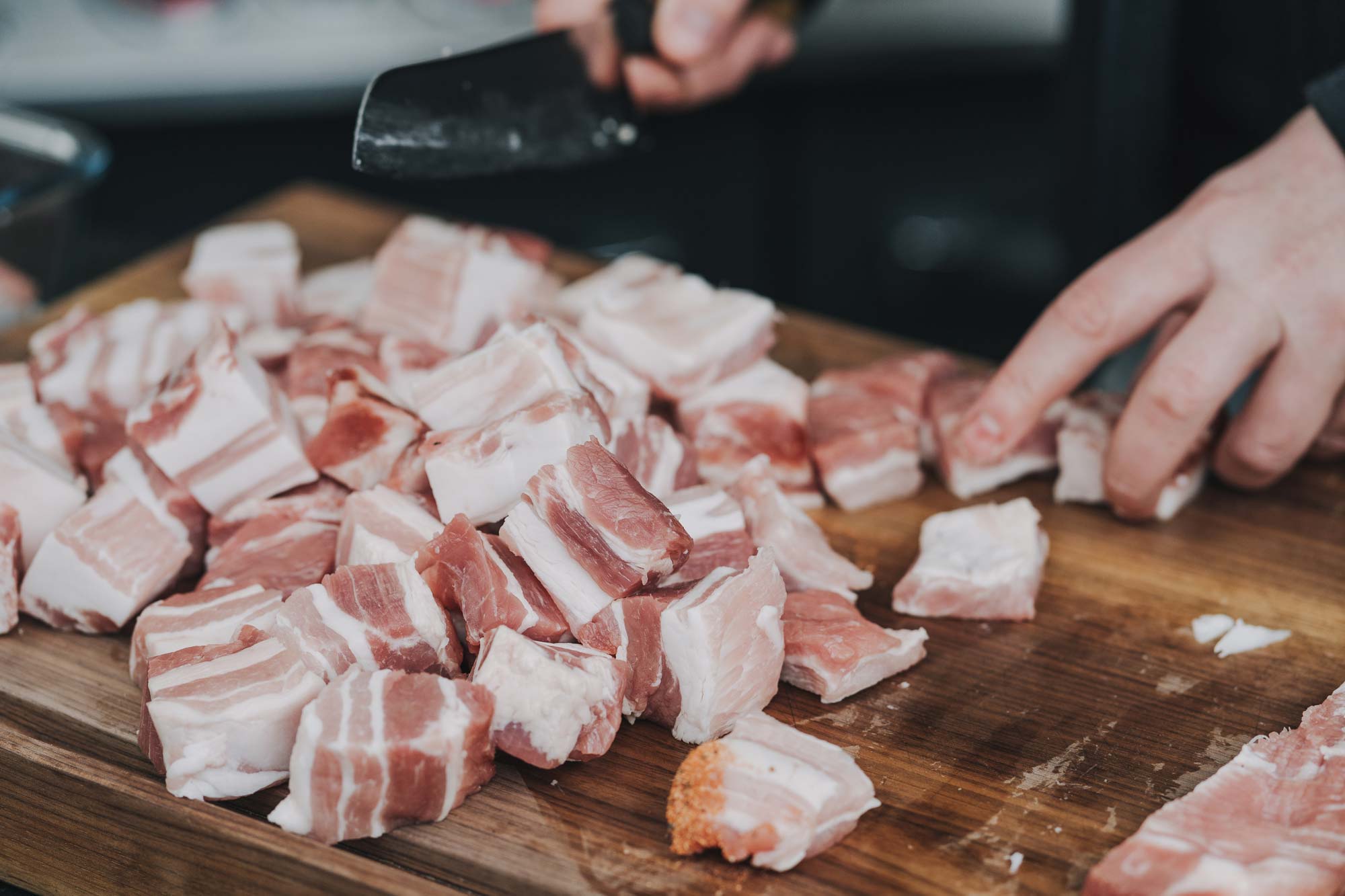 Schweinebauch in Würfel zugeschnitten