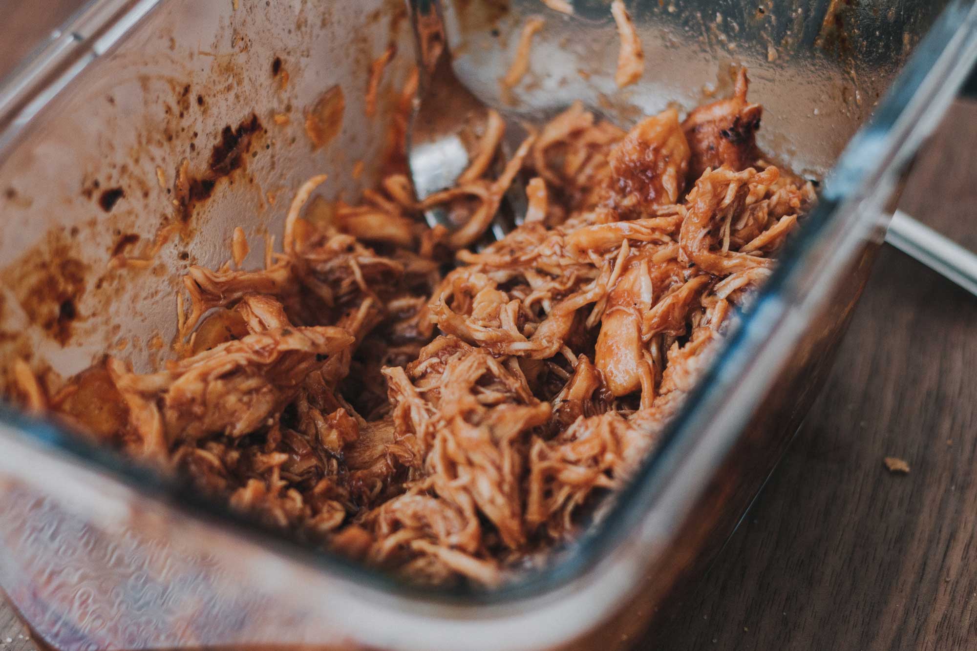 Pulled Chicken mit BBQ Sauce in einer Schale