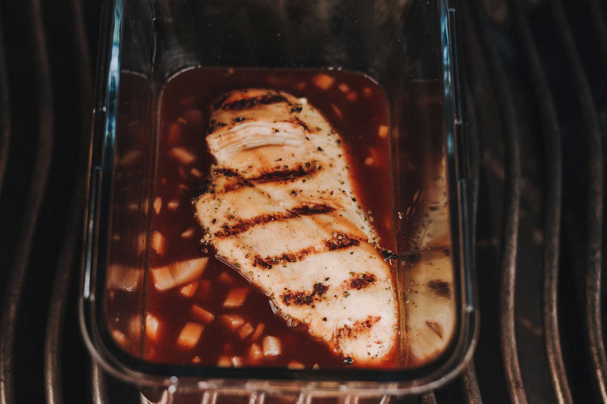 Hähnchenbrust in einer Schale auf dem Grill