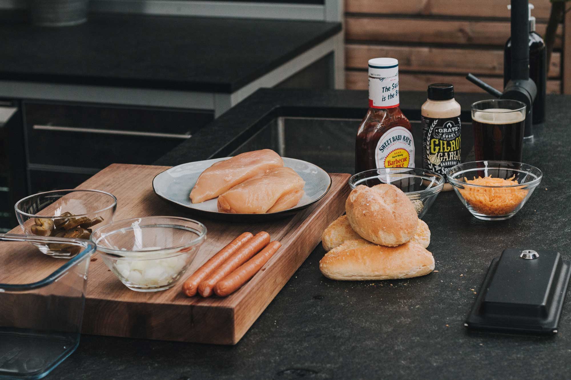 Die Zutaten für den Pulled Chicken Hot Dog
