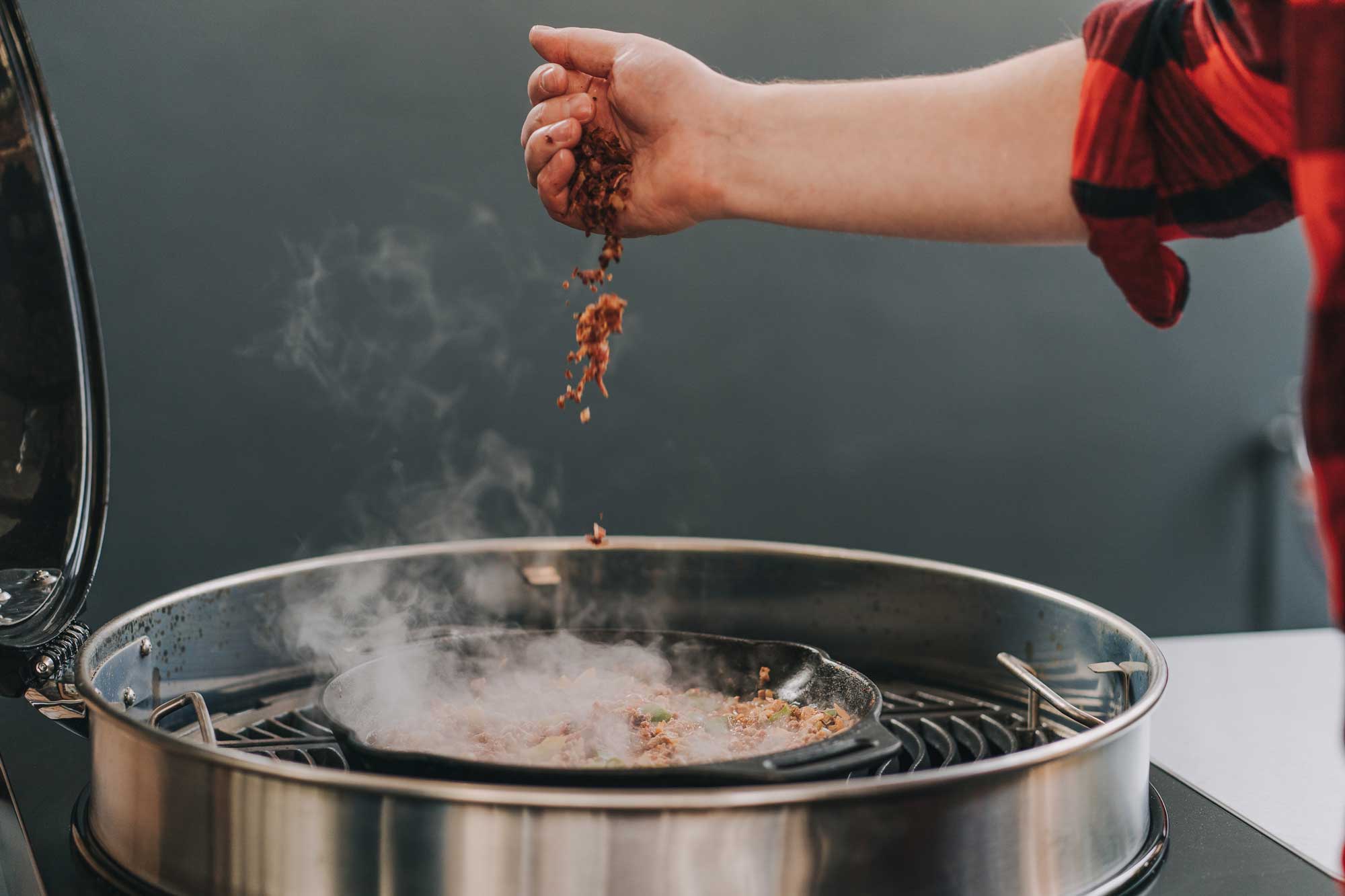 Das Fleisch wird gewürzt