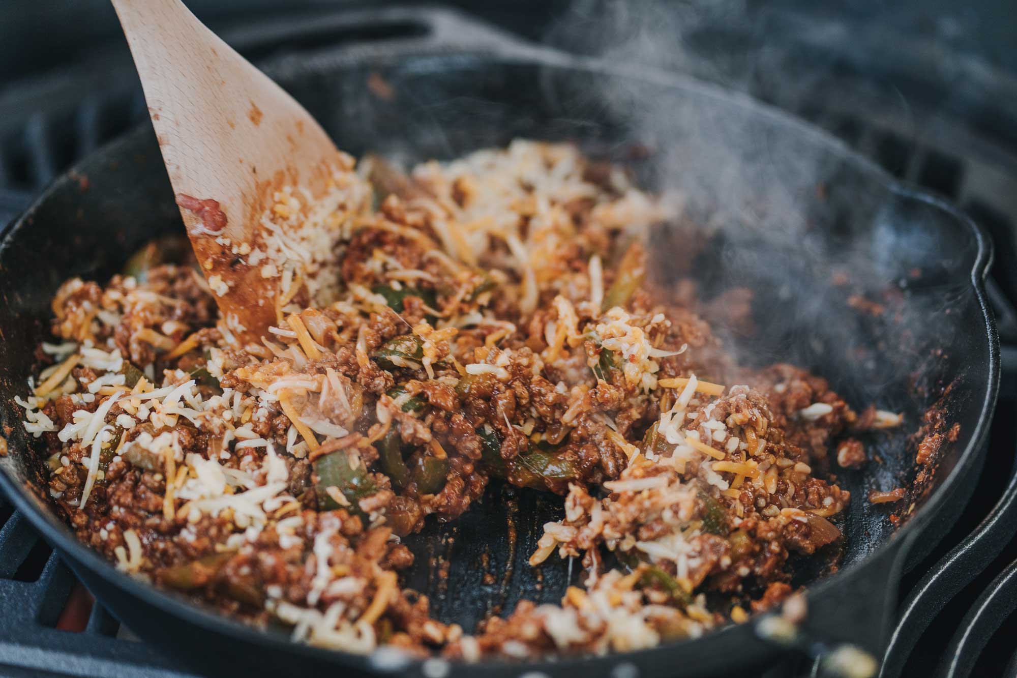 Das Hackfleisch wird umgerührt