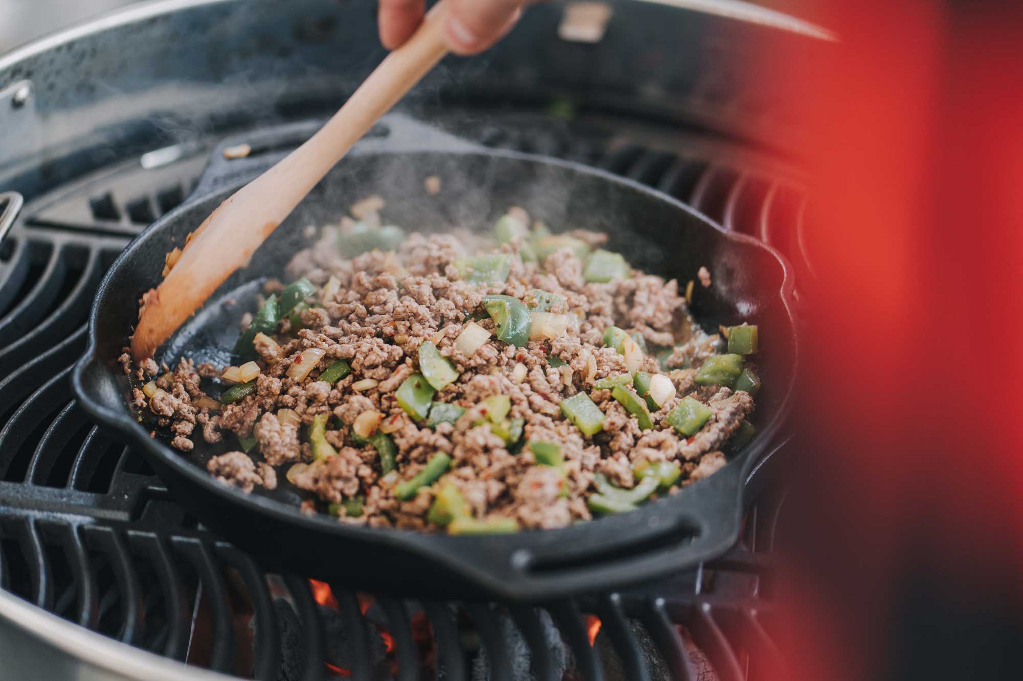 Hackfleisch und Gewürze in einer Pfanne