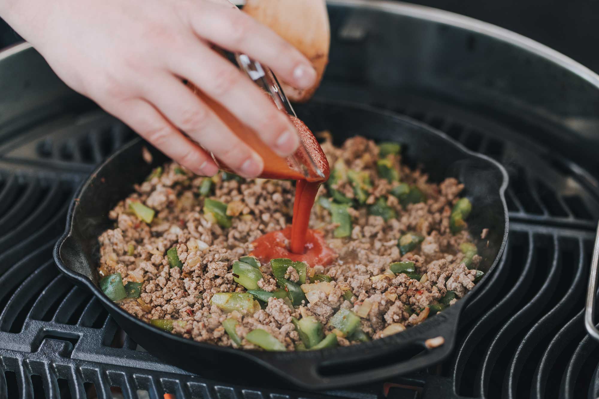 Die Saucen kommen zum Hackfleisch