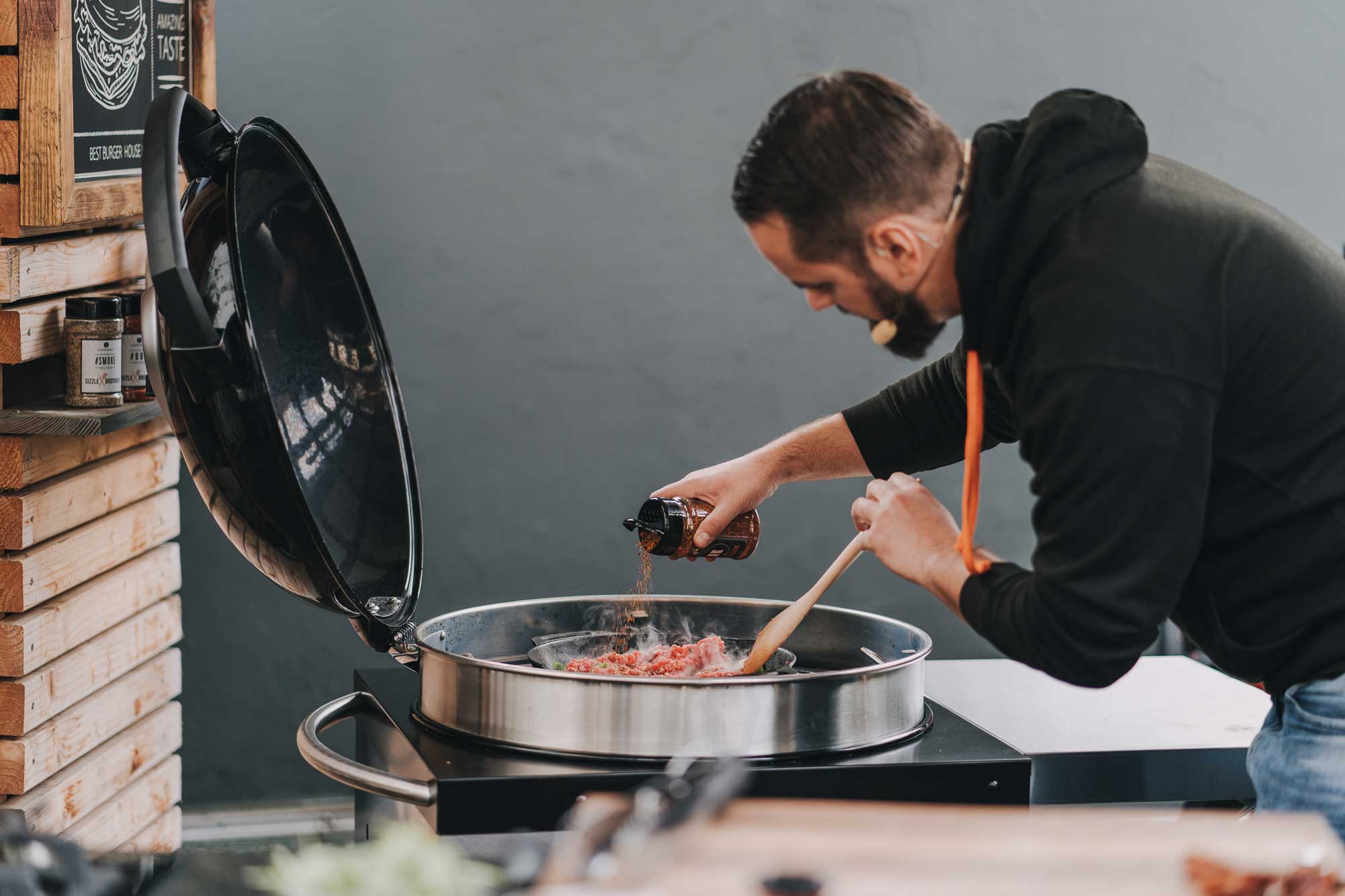 Hannes würzt das Fleisch