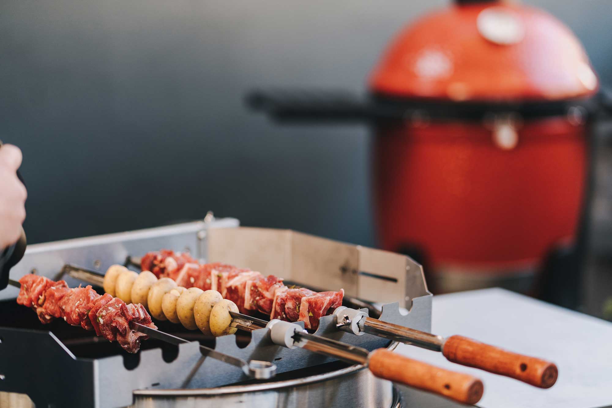 Die Fleisch Spieße drehen sich auf dem Grill