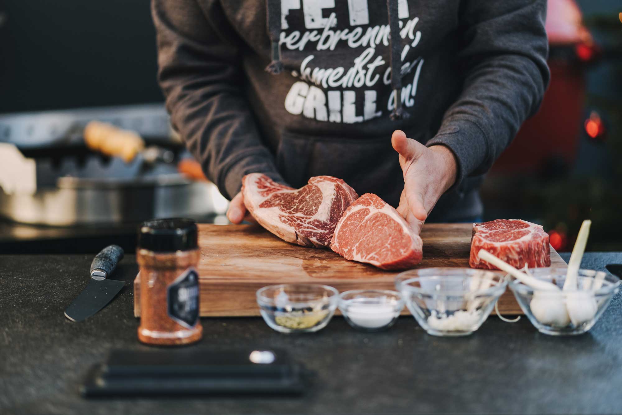 Die Rib Eye Steaks sollten gut marmoriert sein