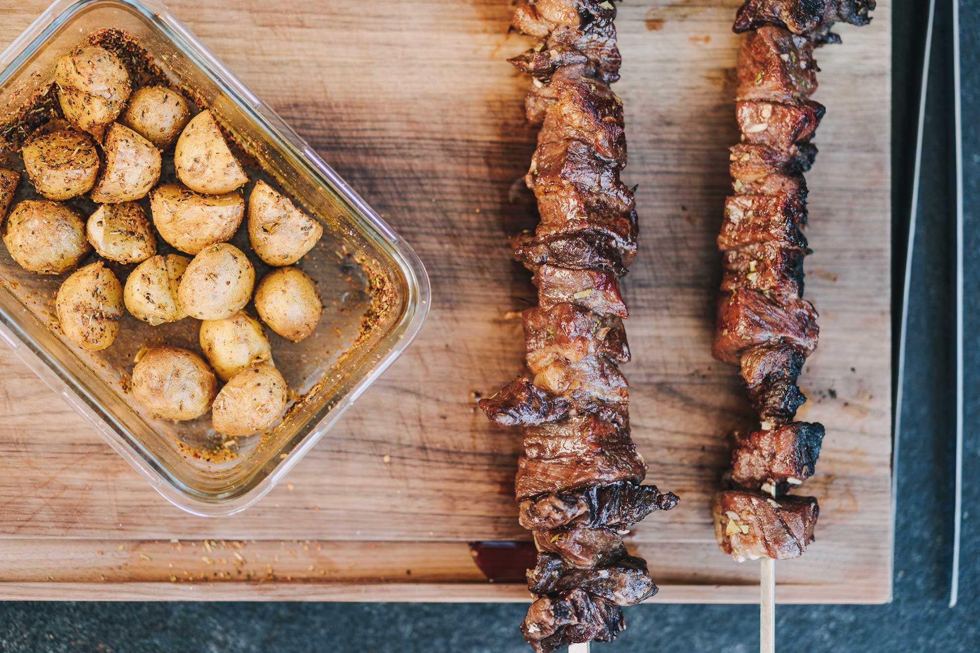 Leckere Fleisch Spieße mit Rib Eye Steak