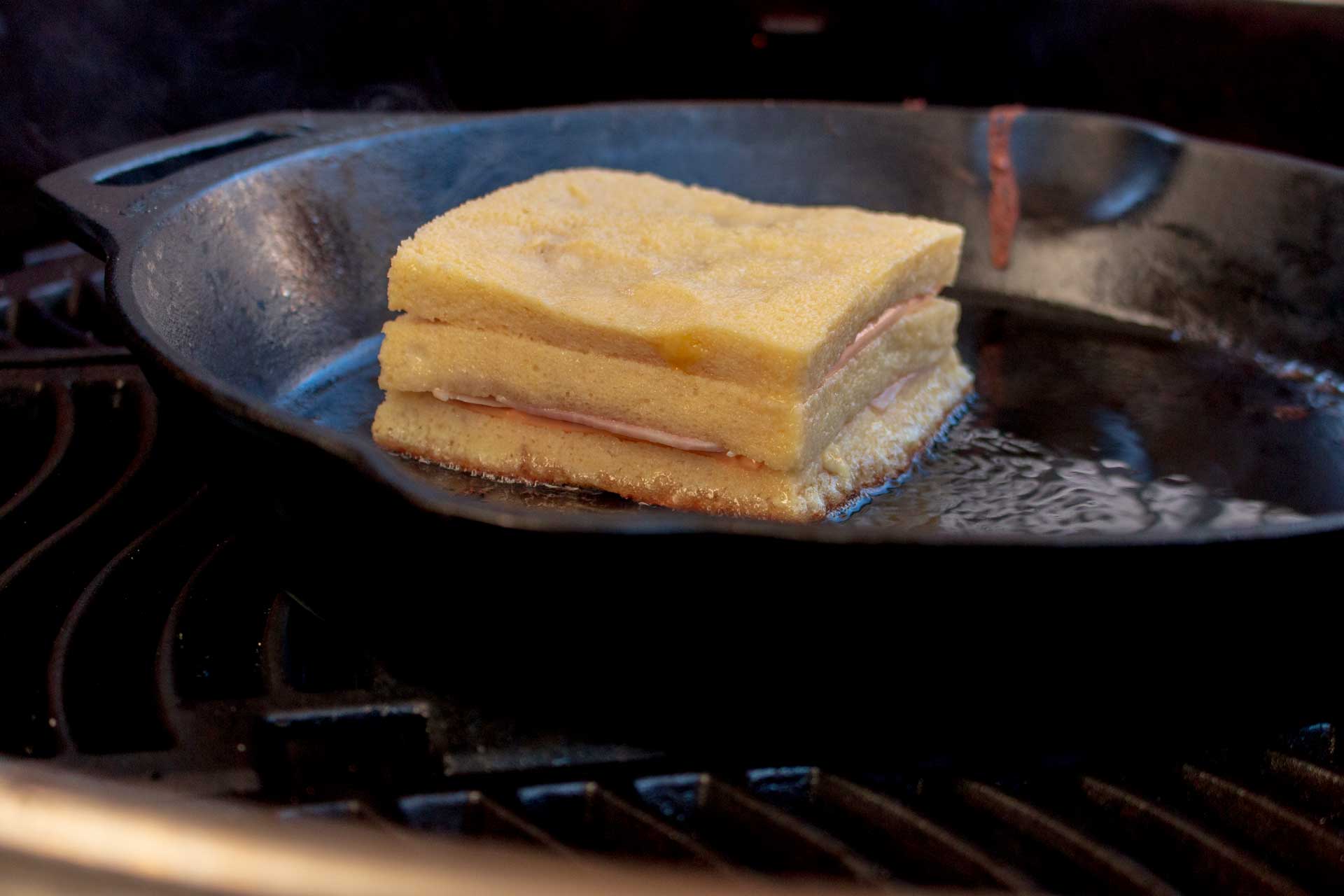 Monte Cristo Sandwich in einer Pfanne