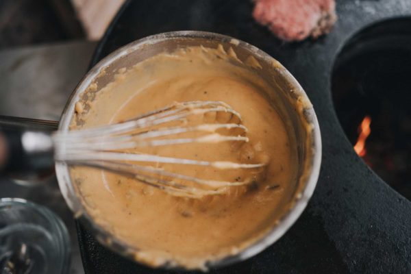 Im Topf ist eine dickflüssige Käsesauce zu sehen