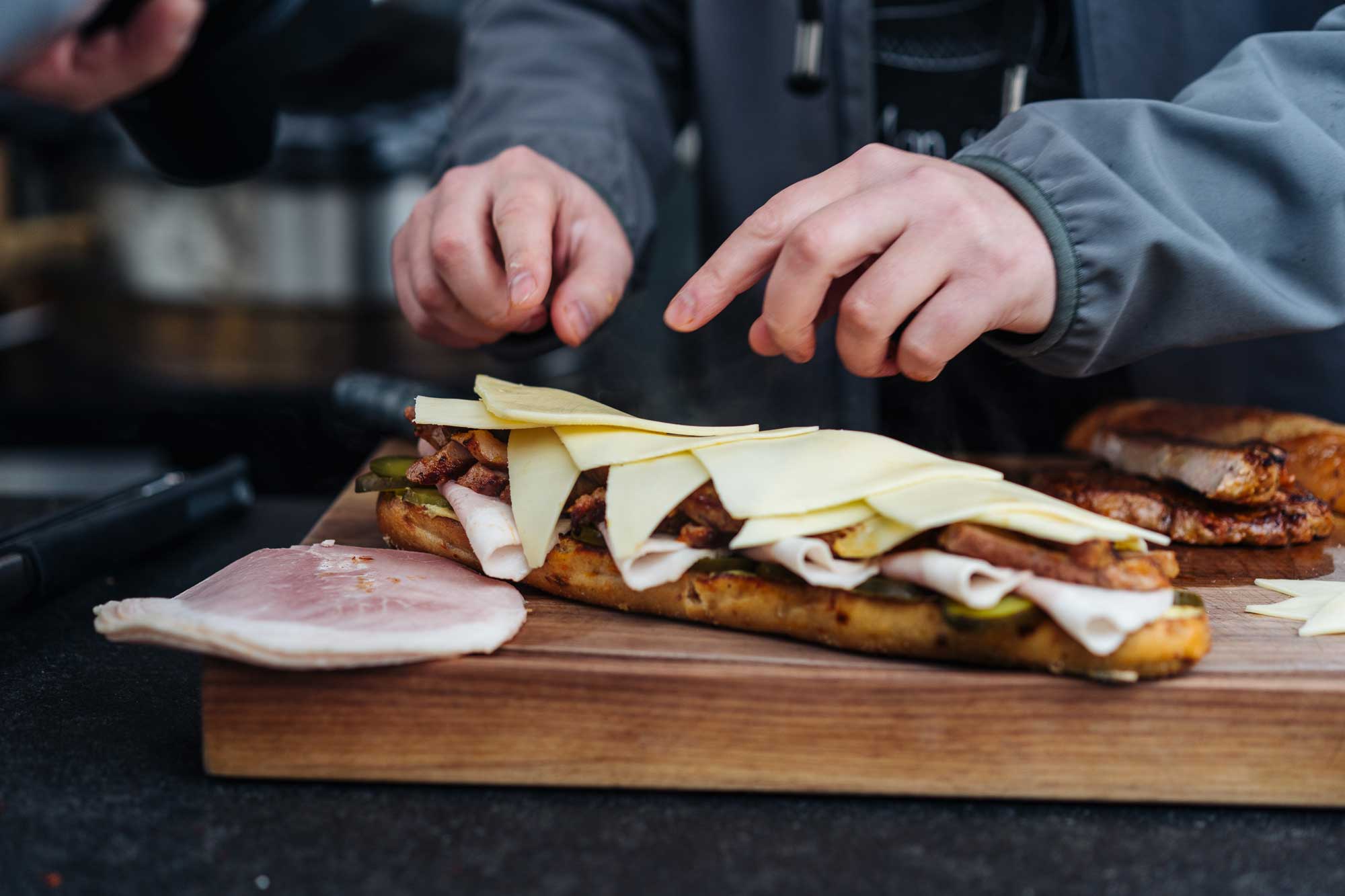 Das kubanische Sandwich wird mit reichlich Käse belegt