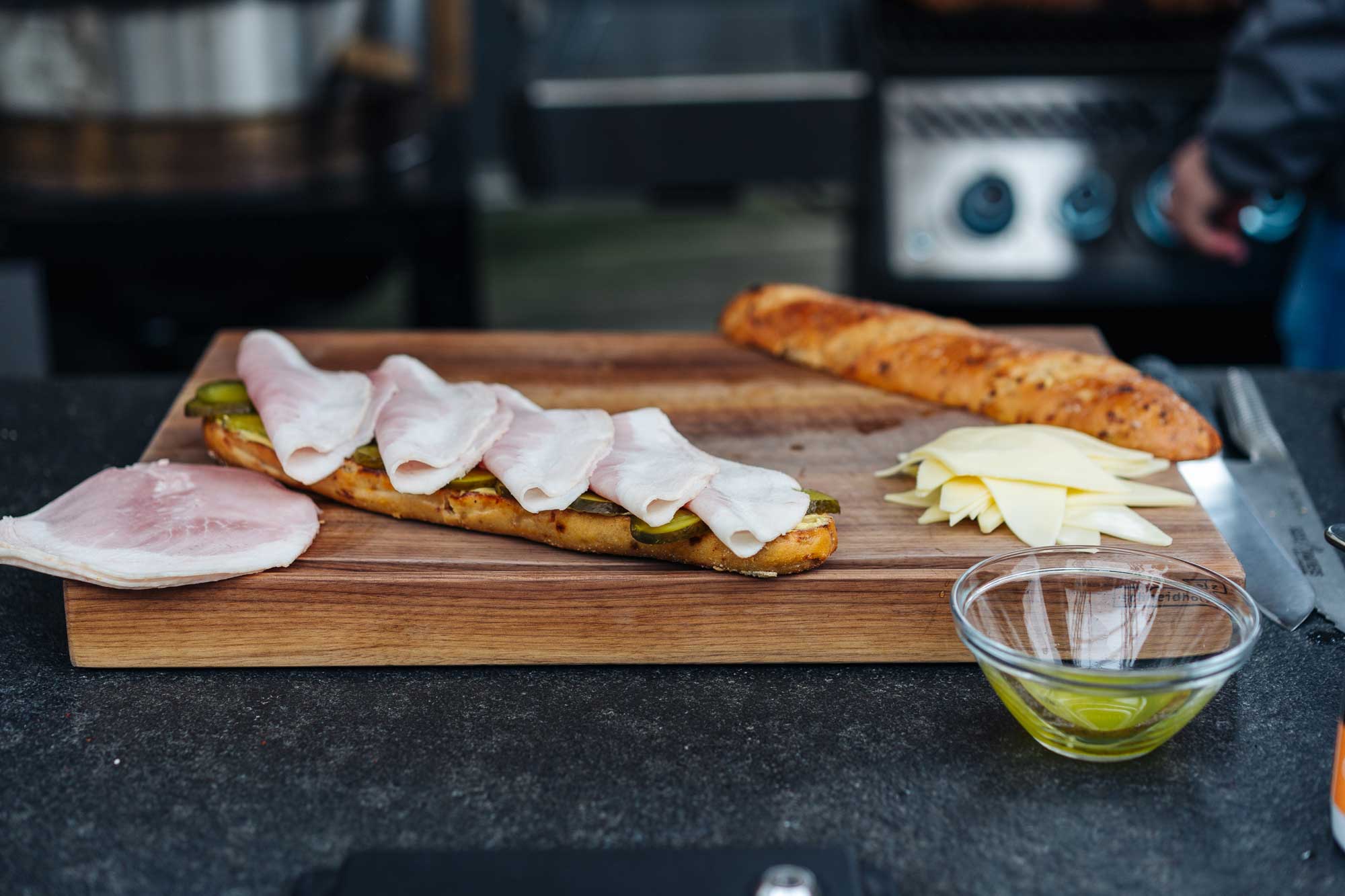 Das Cuban Sandwich wird nach und nach mit dem Zutaten belegt