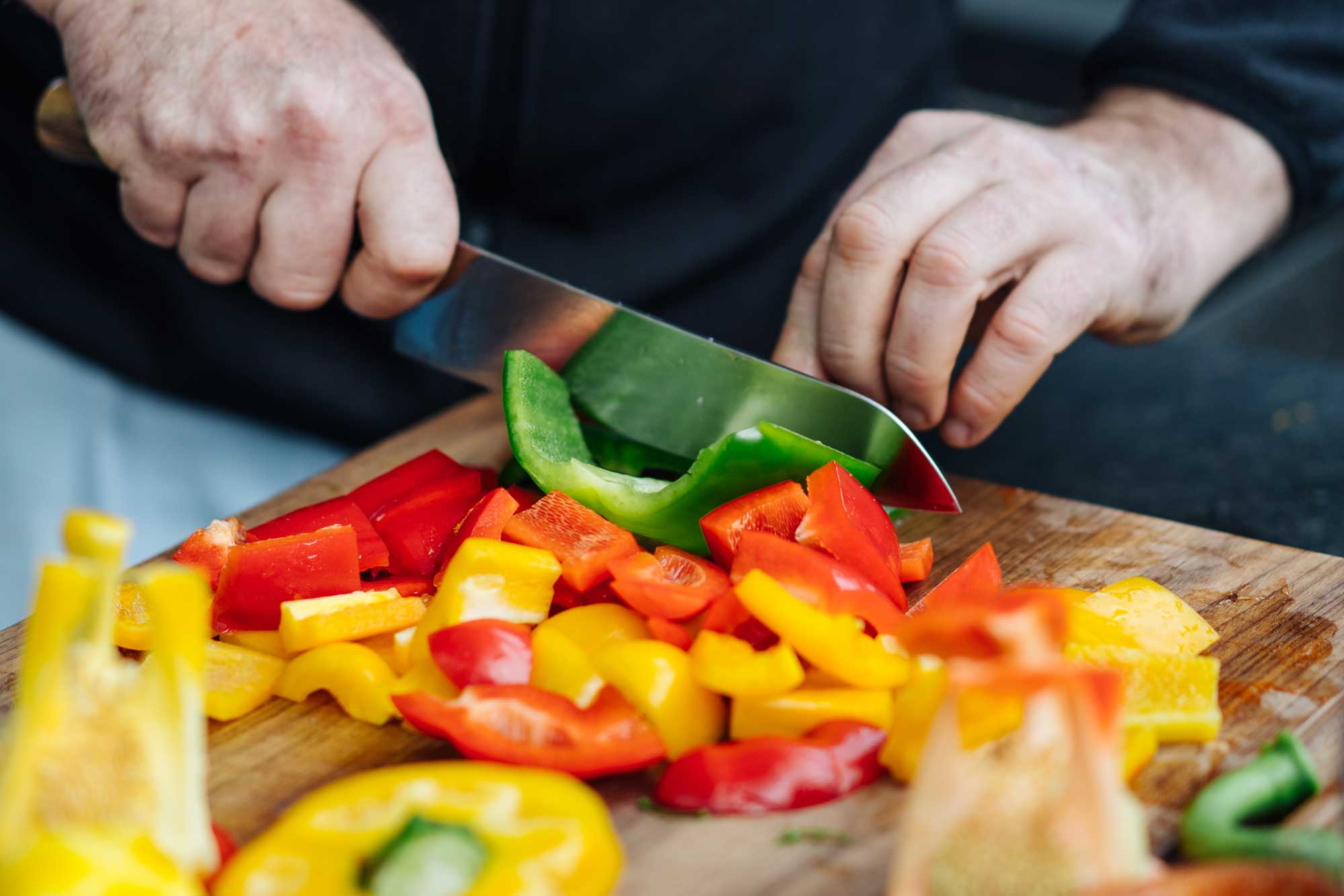 Die Paprikas werden klein geschnitten