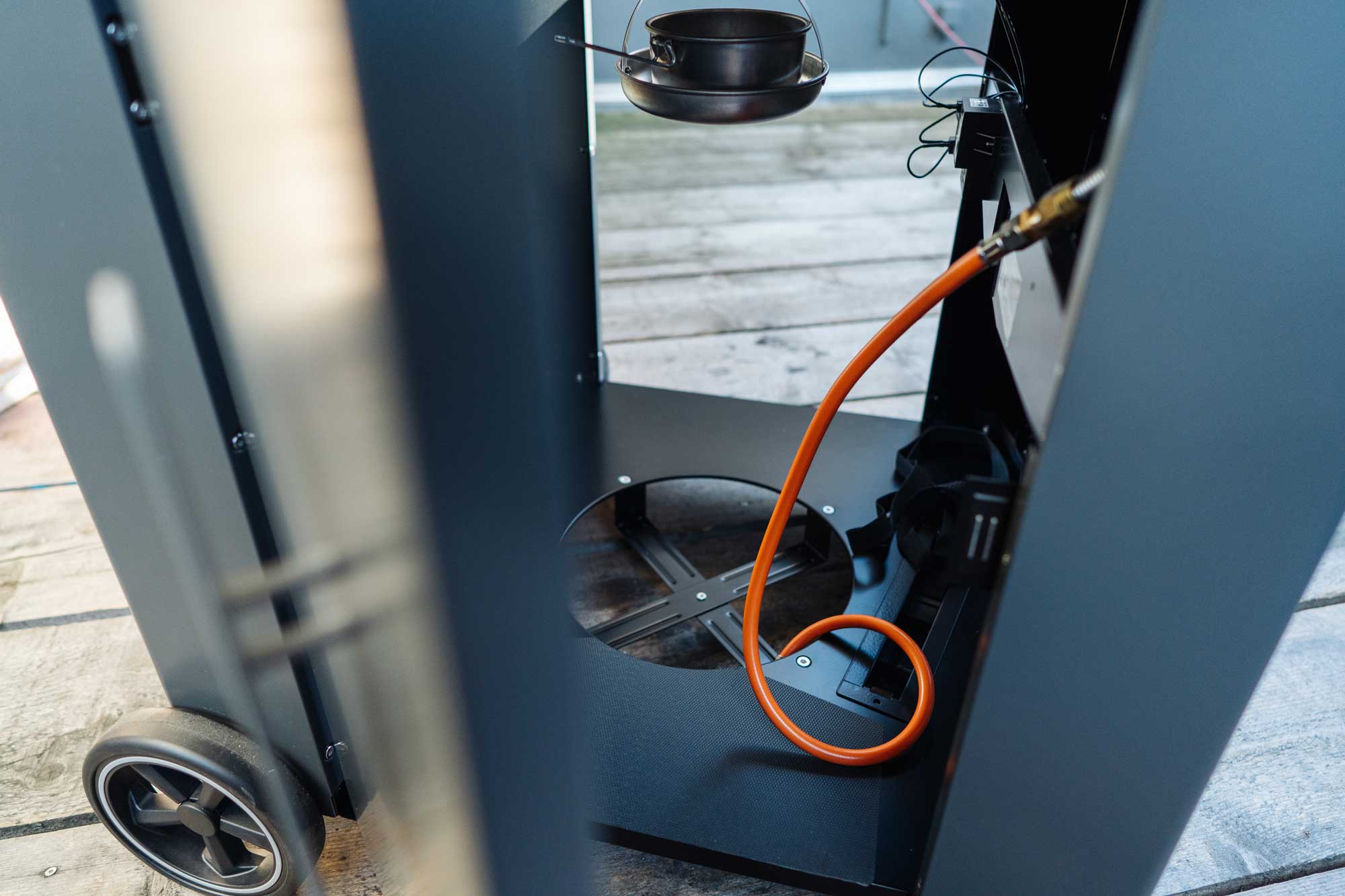 Gasanschluss und viel Stauraum im Unterbau des Gas Kugelgrills