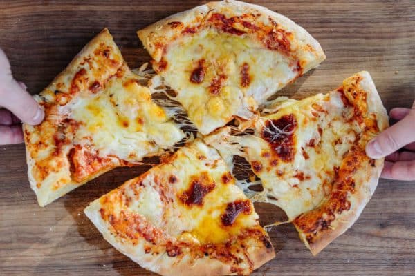 Leckere New York Pizza mit Käserand