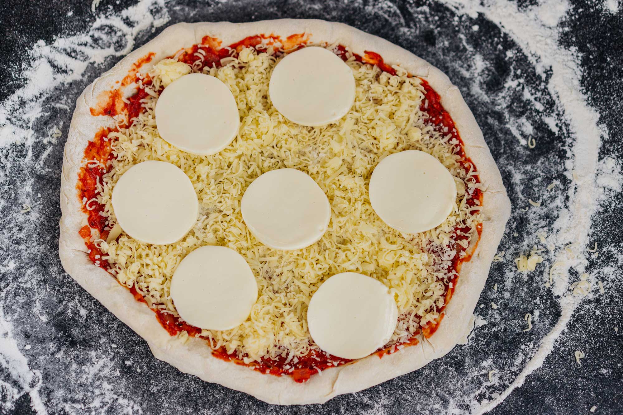 Zusätzlich wurde noch einige Scheiben Mozzarella mit auf die Pizza gelegt