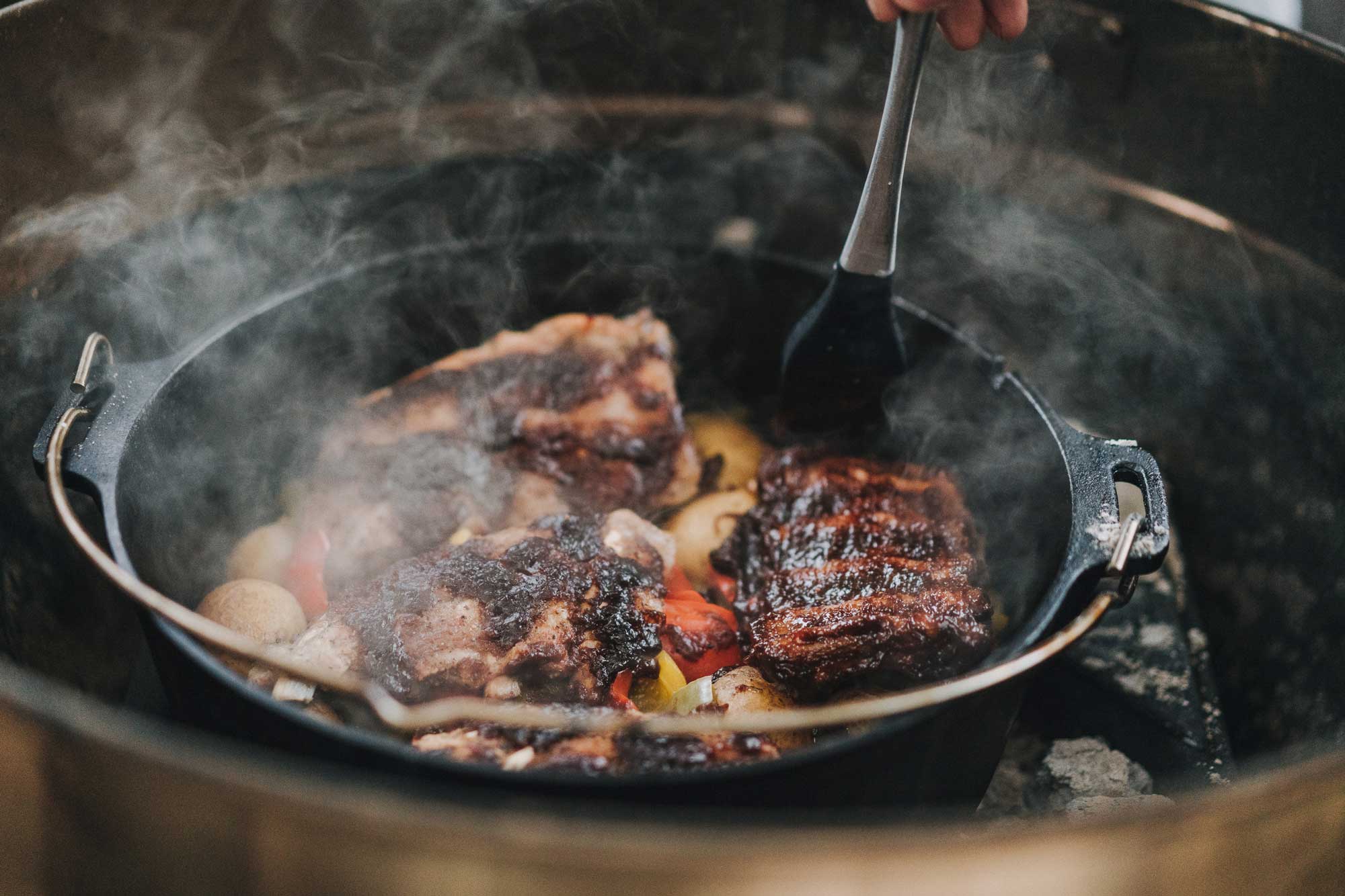 Zu sehen sind Spareribs aus dem Dutch Oven, sie sind fast fertig