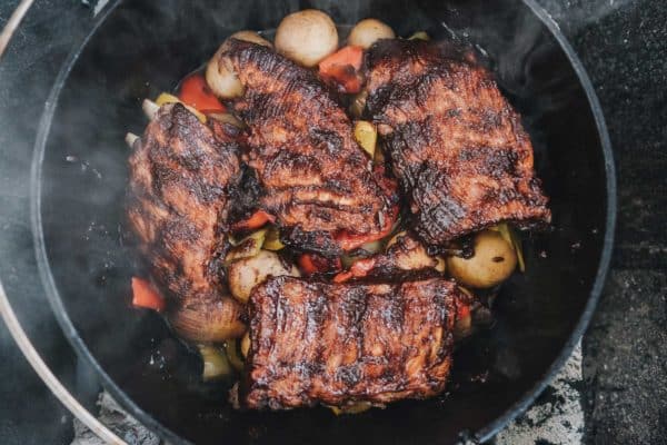 Die Spareribs aus dem Dutch Oven sind fertig. Sie sind knusprig braun und fallen auseinander
