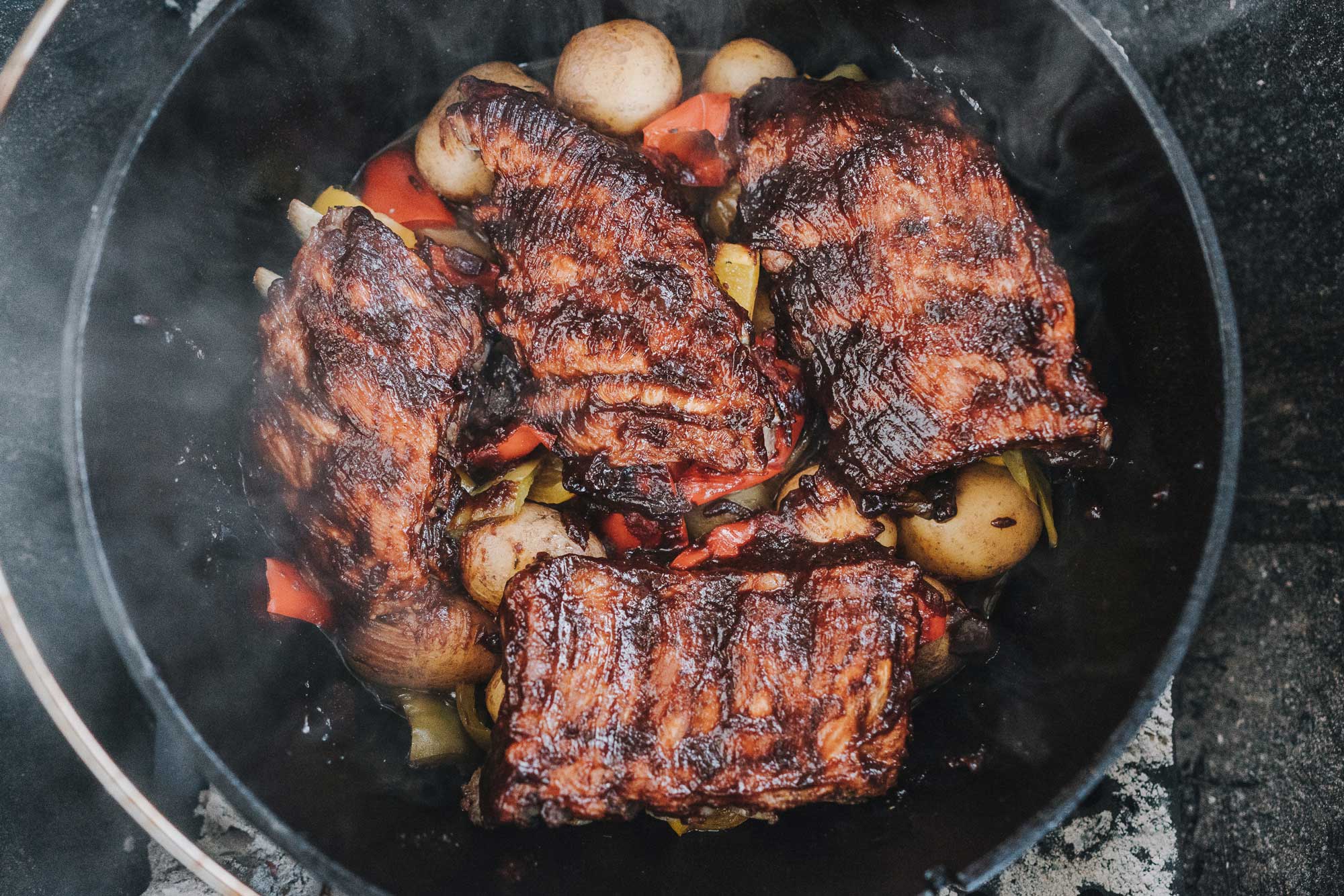 Die Spareribs aus dem Dutch Oven sind fertig. Sie sind knusprig braun und fallen auseinander