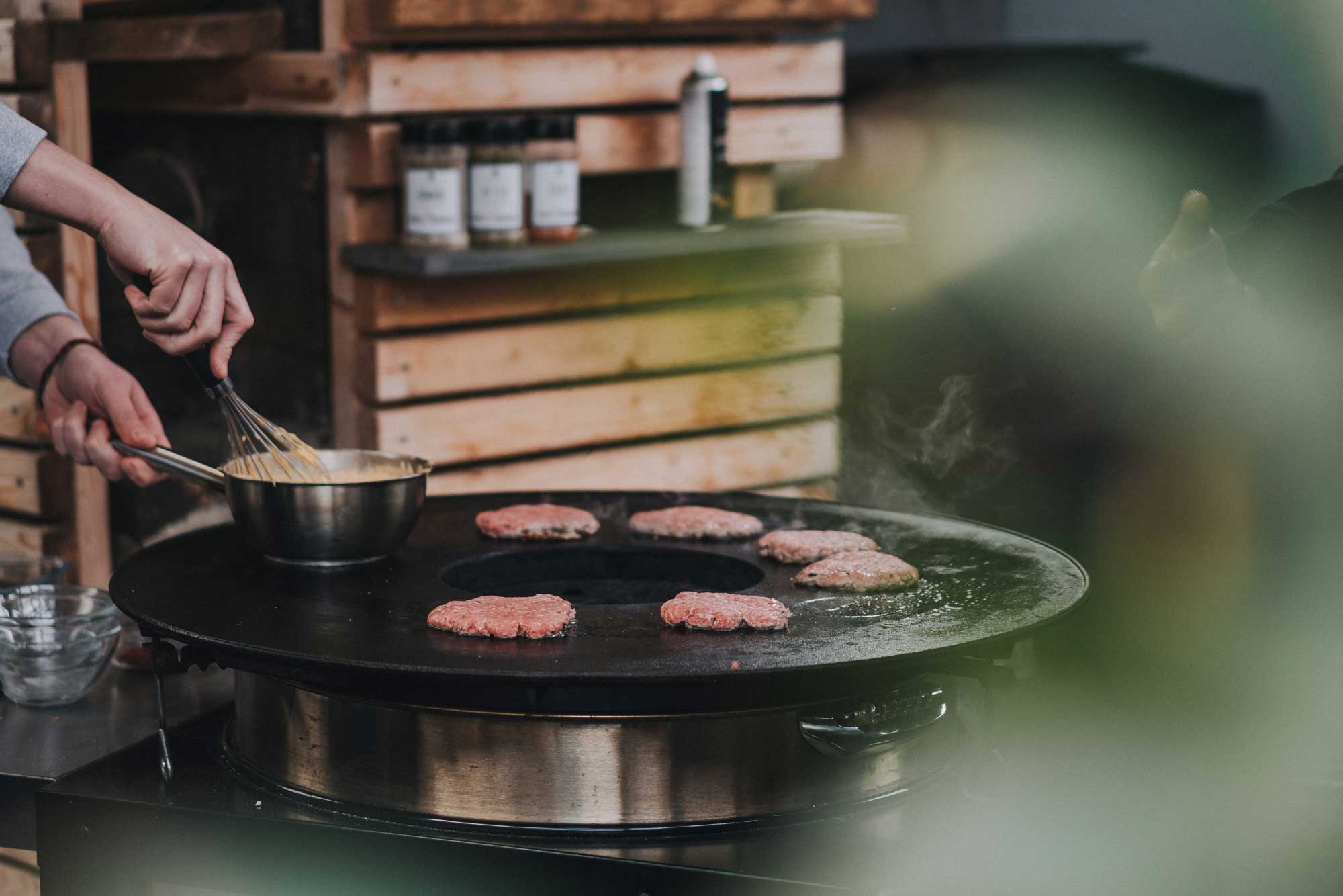 Die Burger Patties werden von beiden Seiten angebraten