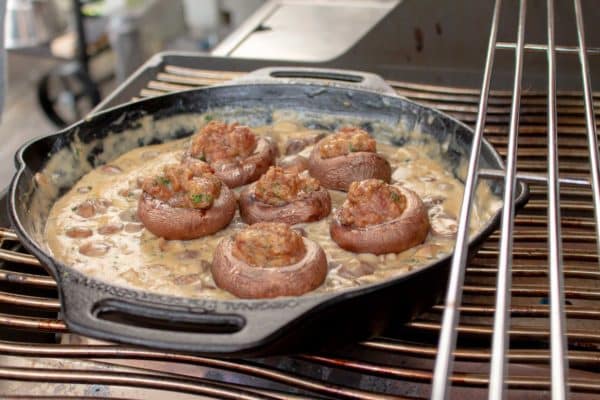 Champignon Pfanne mit gefüllten Champignons in einer Gusspfanne