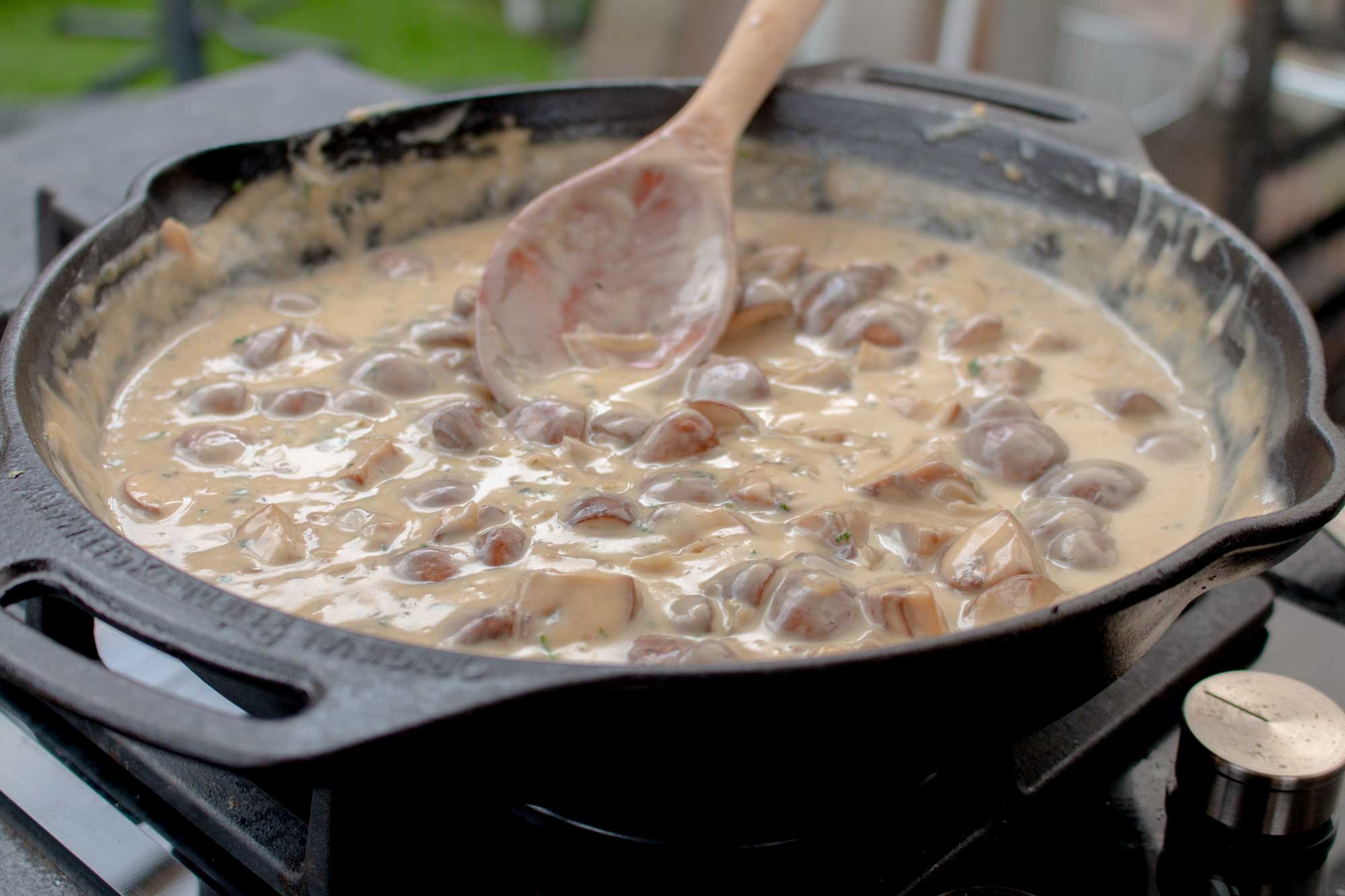 In einer Gusspfanne ist eine Champignon Rahmsauce