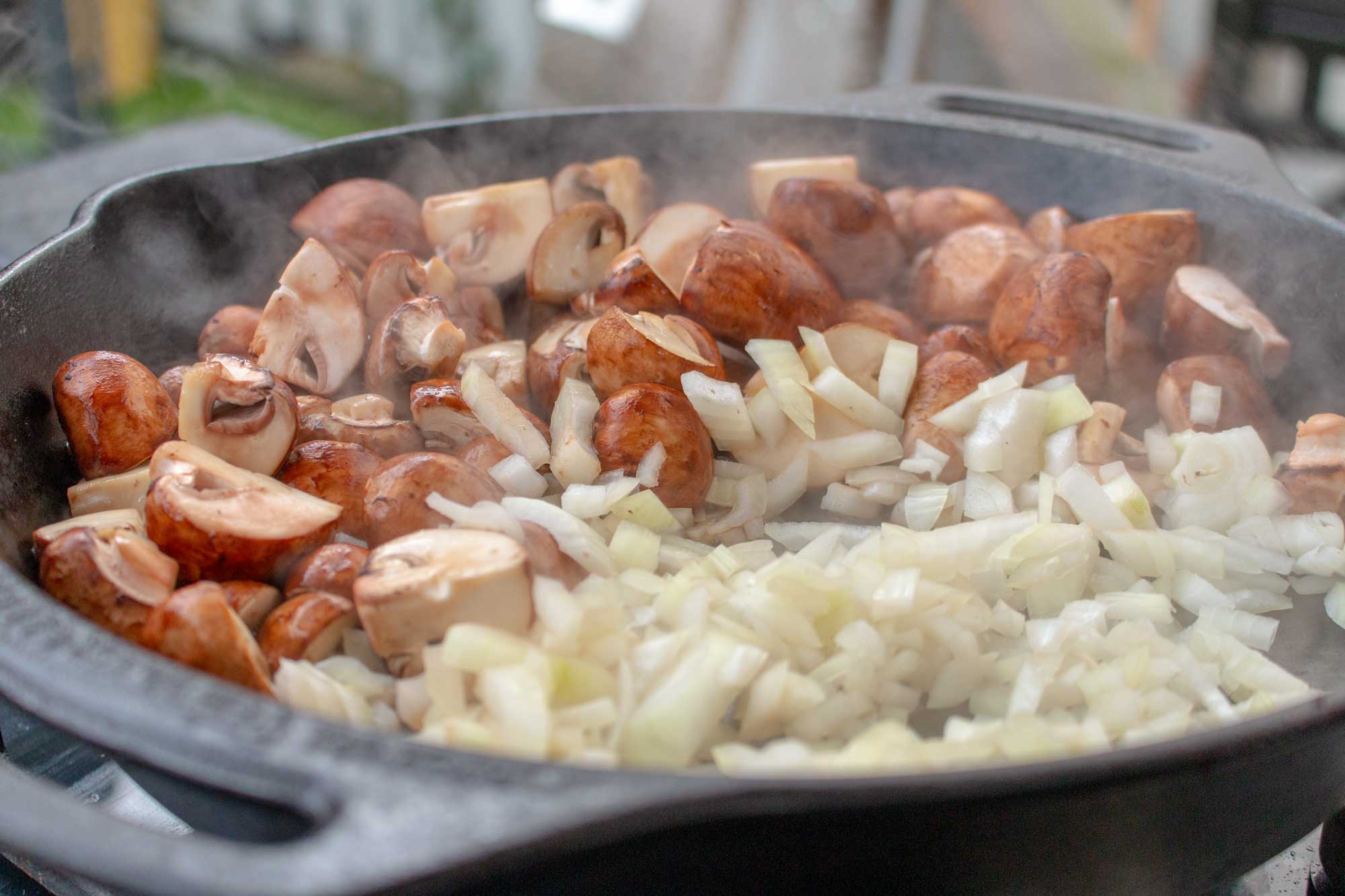 In der Champignon Pfanne werden Zwiebeln mit angebraten