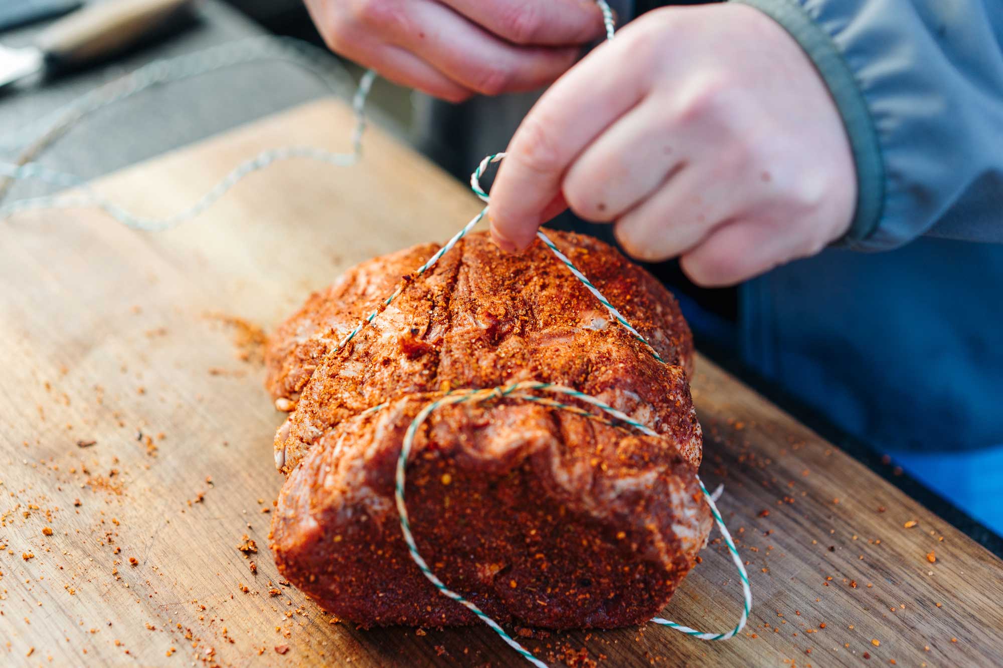 Der Rib Eye Braten wird mit Bratenschnur abgebunden