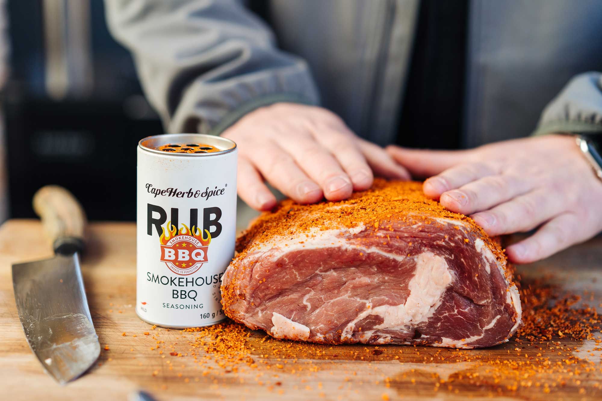 Ein großer Rib Eye Braten wird mit einer Gewürzmischung eingerieben