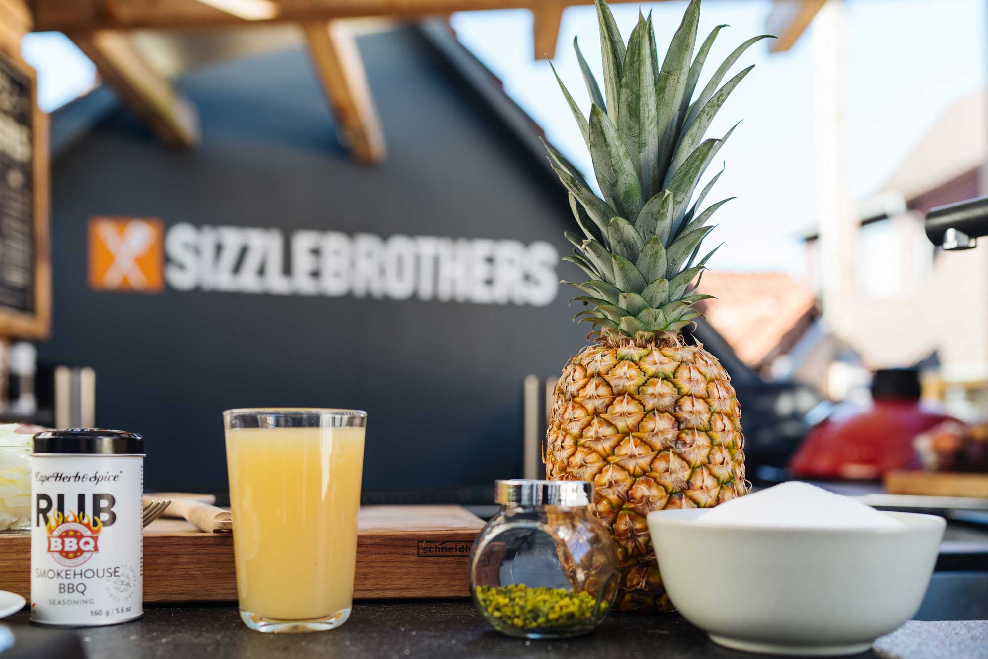 Zutaten für eine Karamell Ananas stehen auf einer Arbeitsplatte