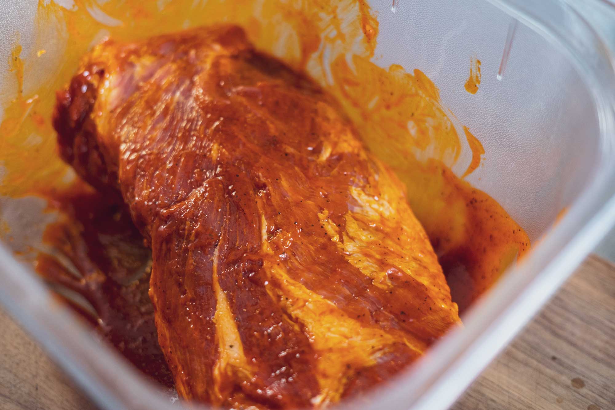 Das Pulled Pork wird mit #sweetbacon Marinade gewürzt