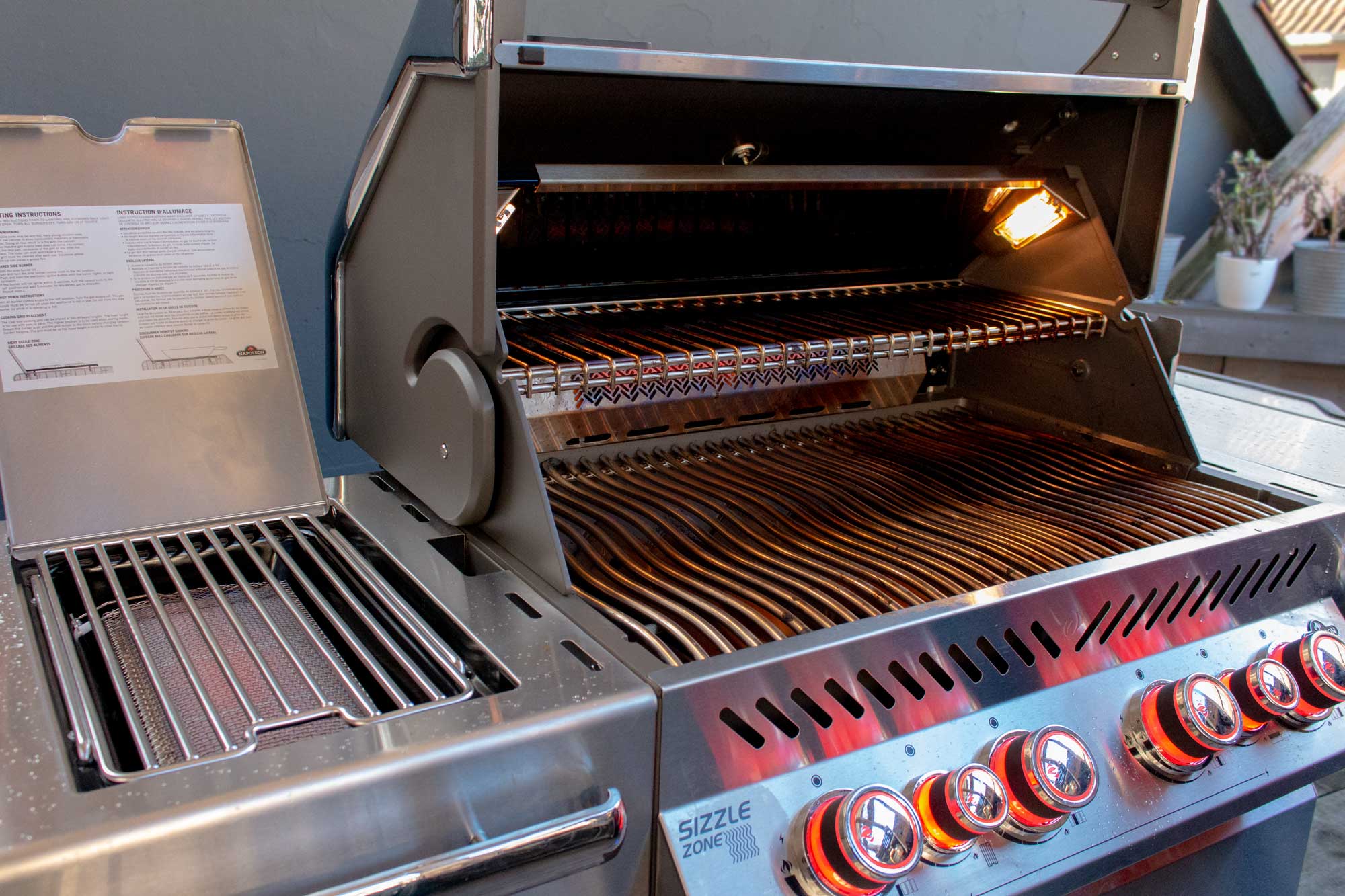 Das innenliegende Grilllicht beleuchtet die gesamte Grillfläche