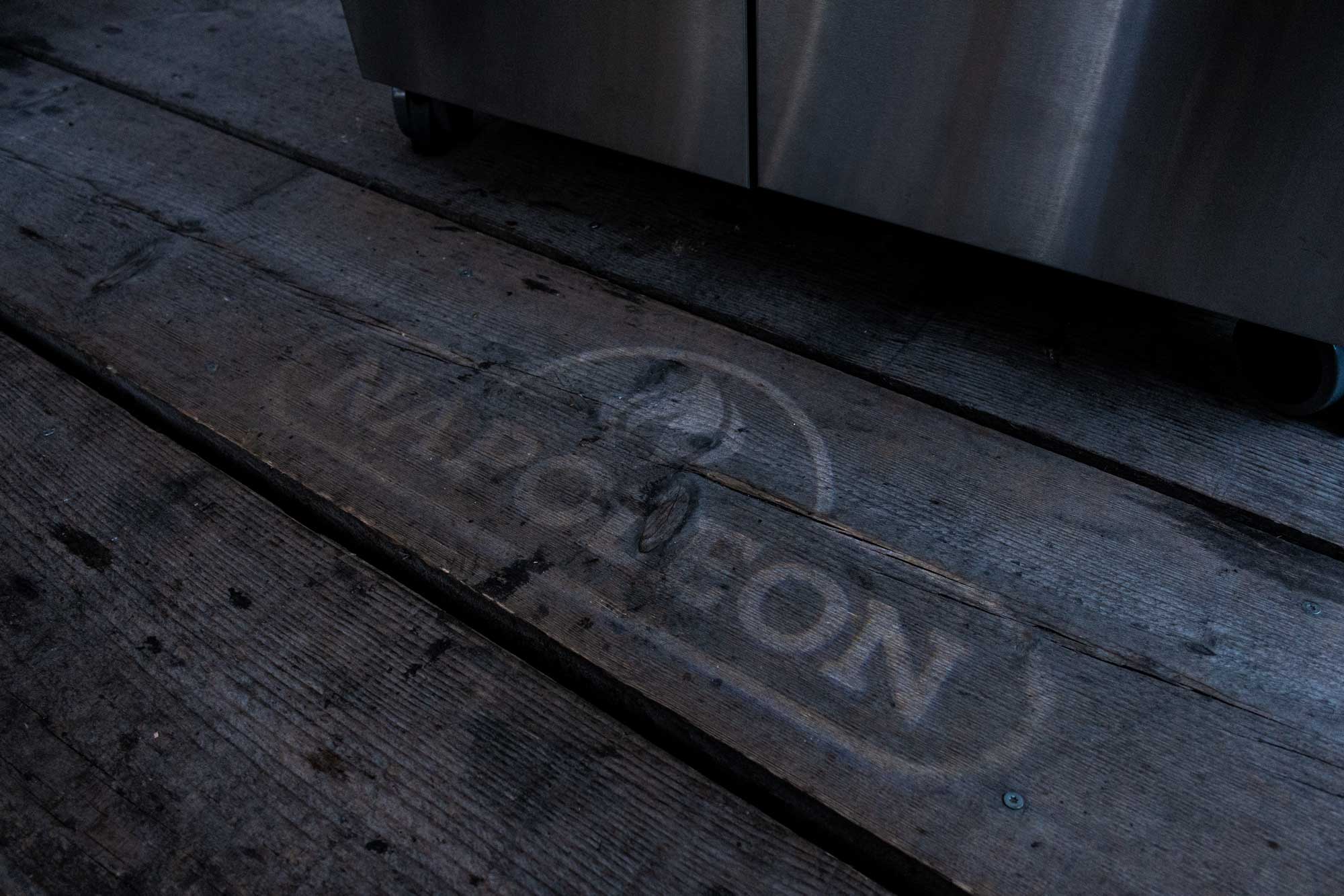 Im Dunkeln sieht man das auf den Boden projizierte Napoleon Logo