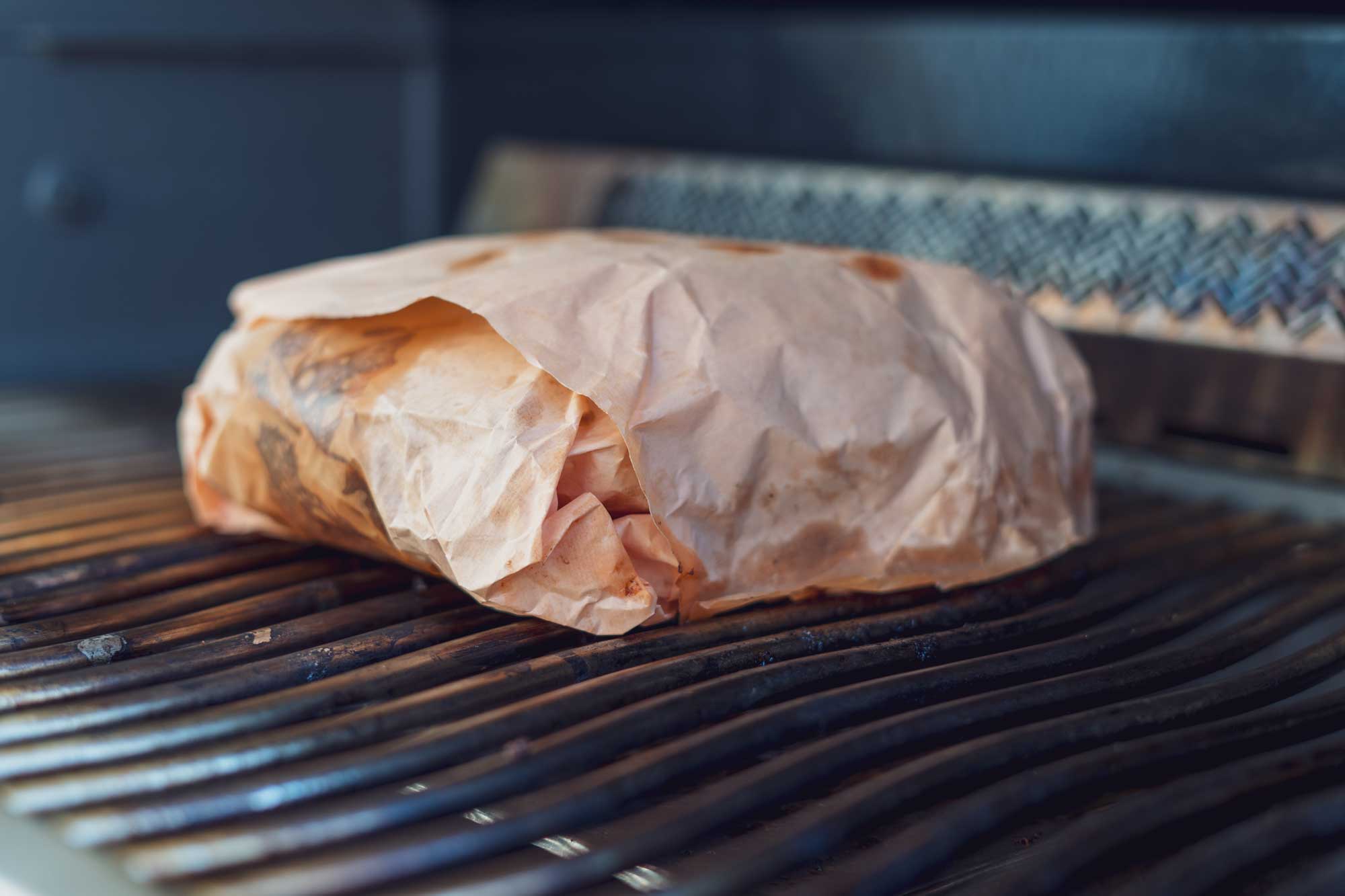 Danach geht es für 3 Stunden in Butcher Paper