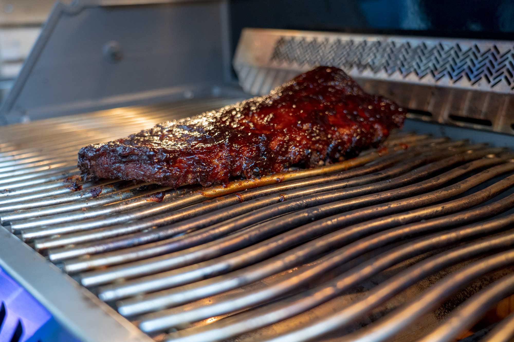 Rippchenleiter auf dem Gasgrill